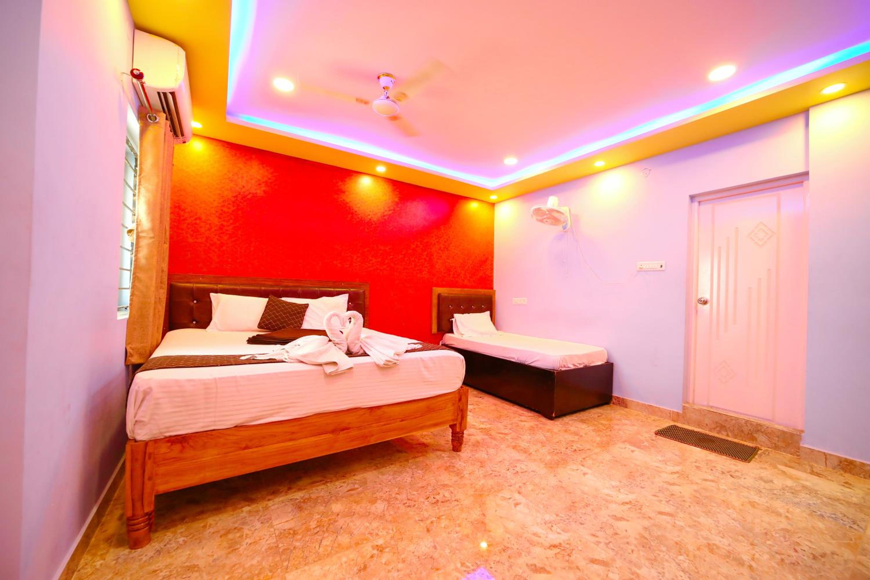Deluxe Double Room (2 Adults + 1 Child)