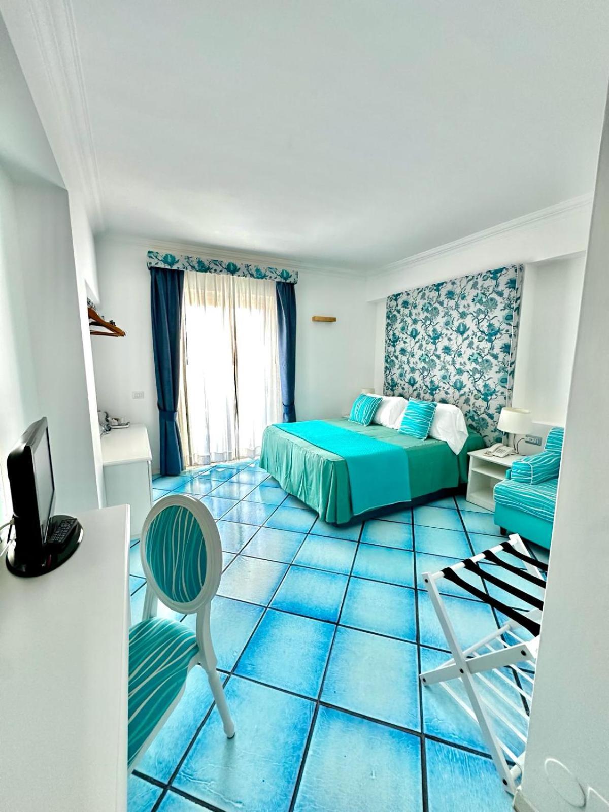 Double or Twin Room with Sea View