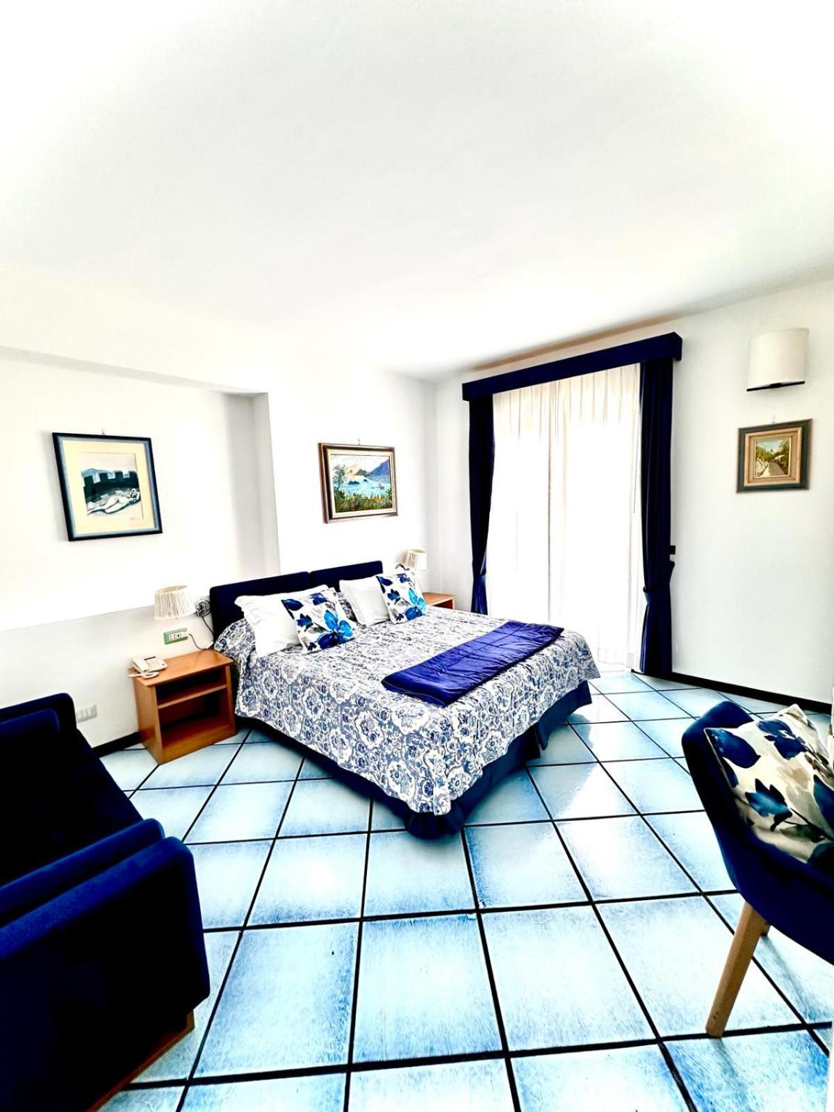 Double or Twin Room with Sea View - Photo 2