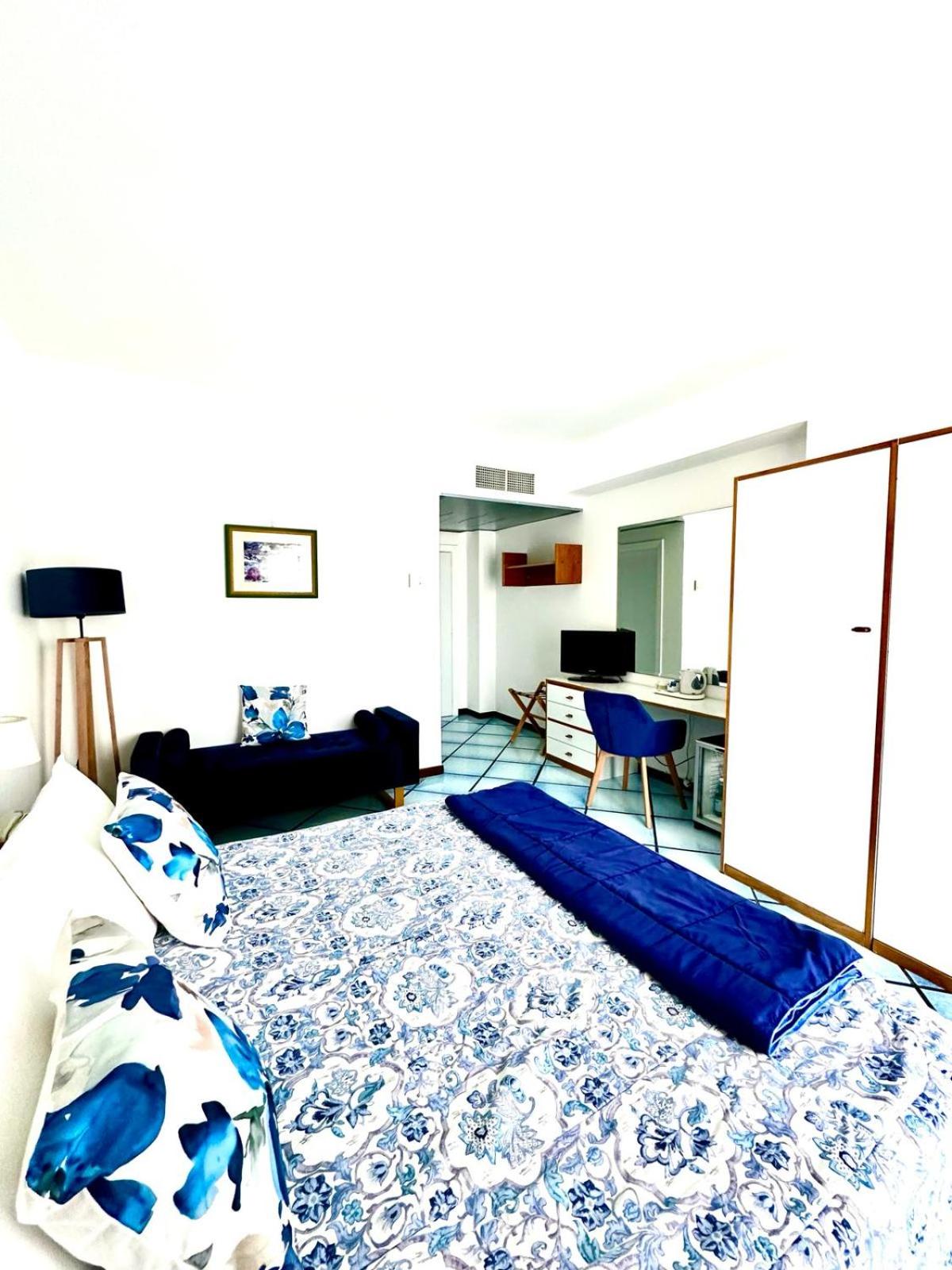 Double or Twin Room with Sea View - Photo 3