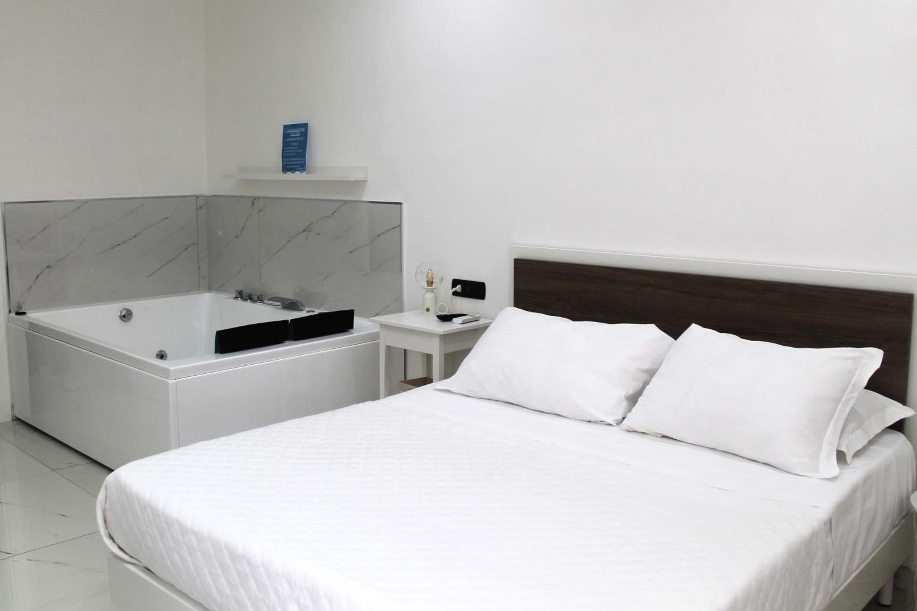 Deluxe Suite with Spa Bath - Photo 11