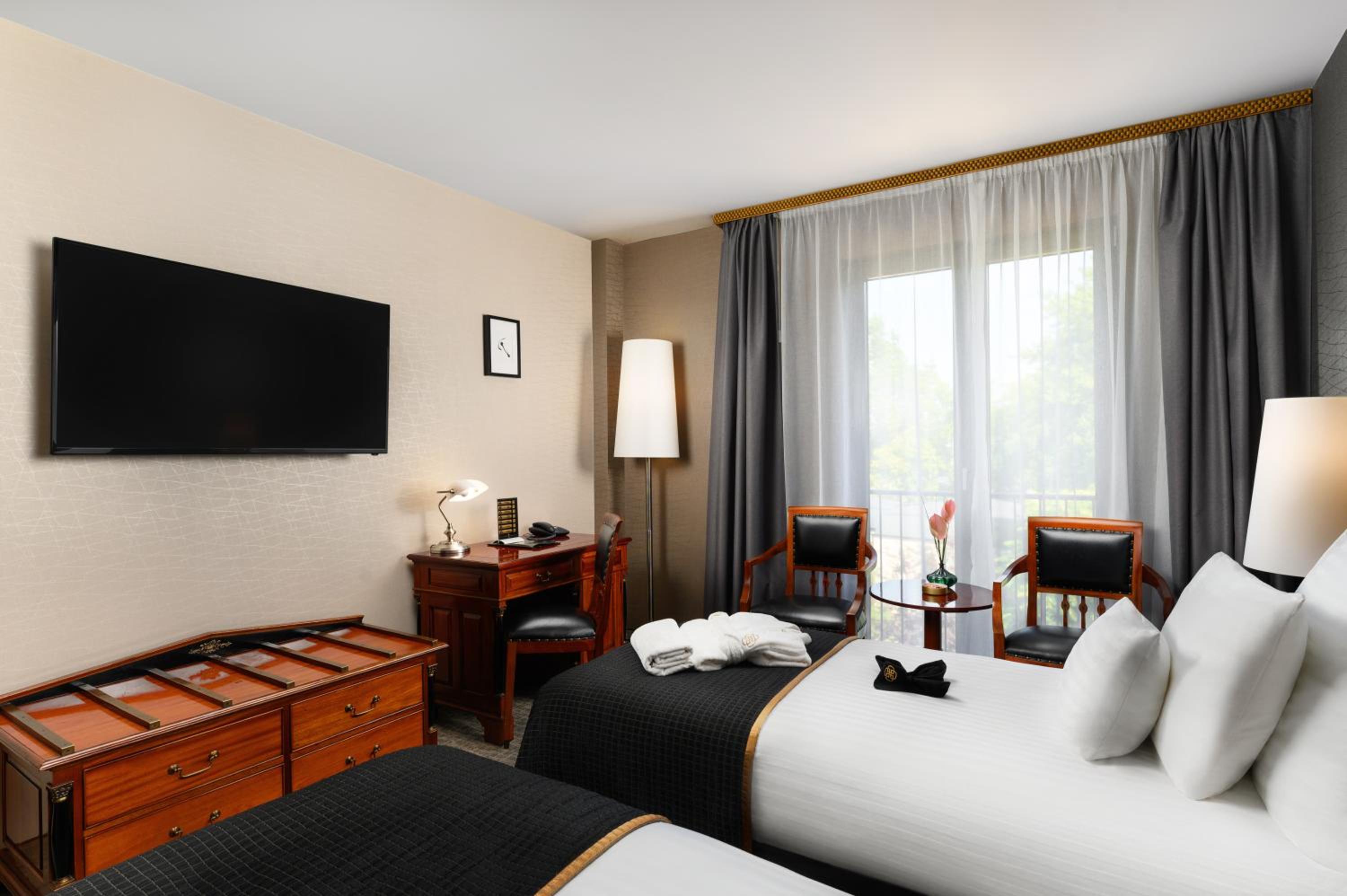Executive Suite - Photo 2
