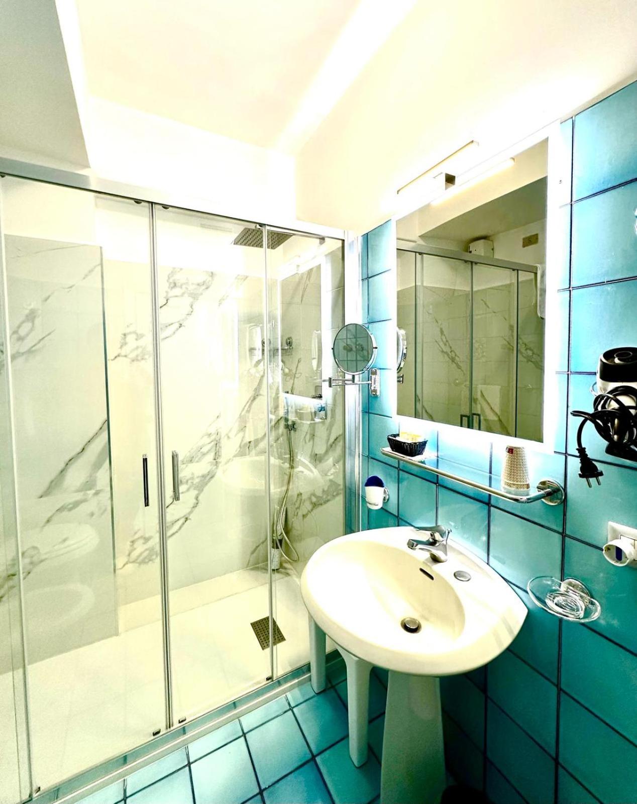 Standard Double or Twin Room - Photo 2