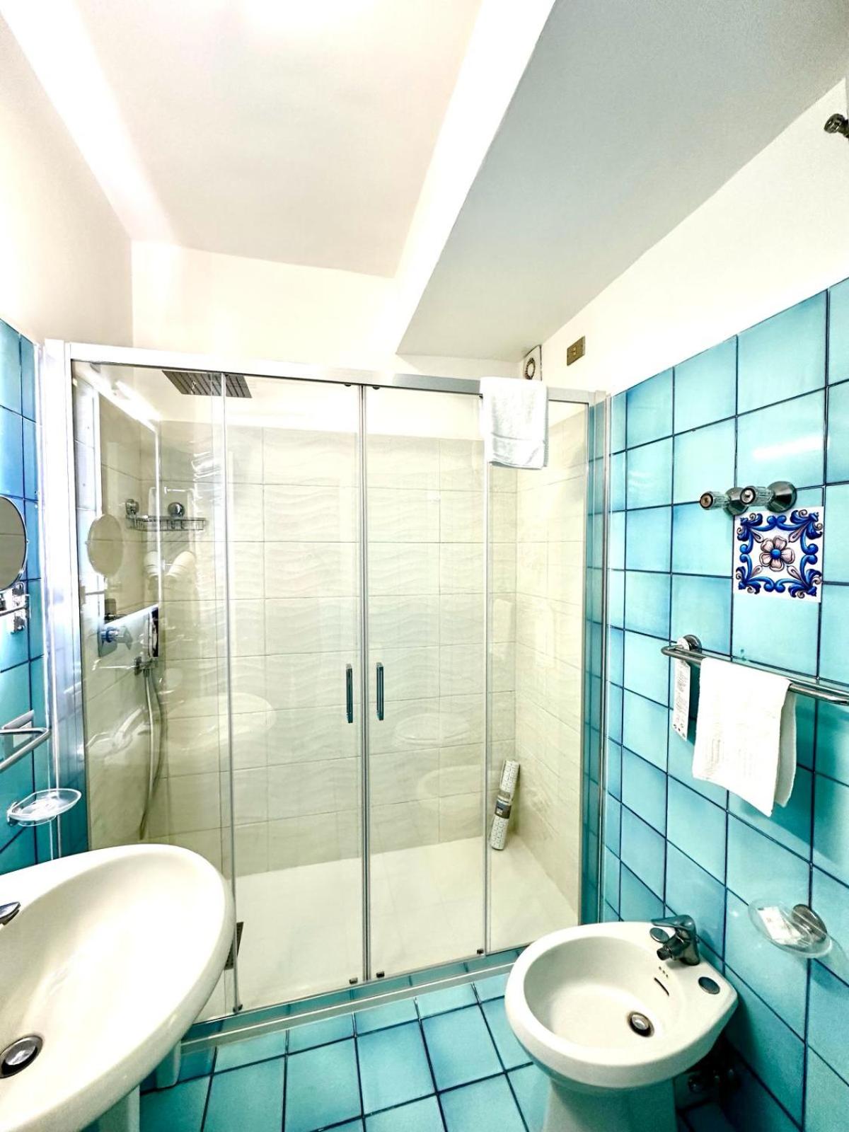 Standard Double or Twin Room - Photo 3
