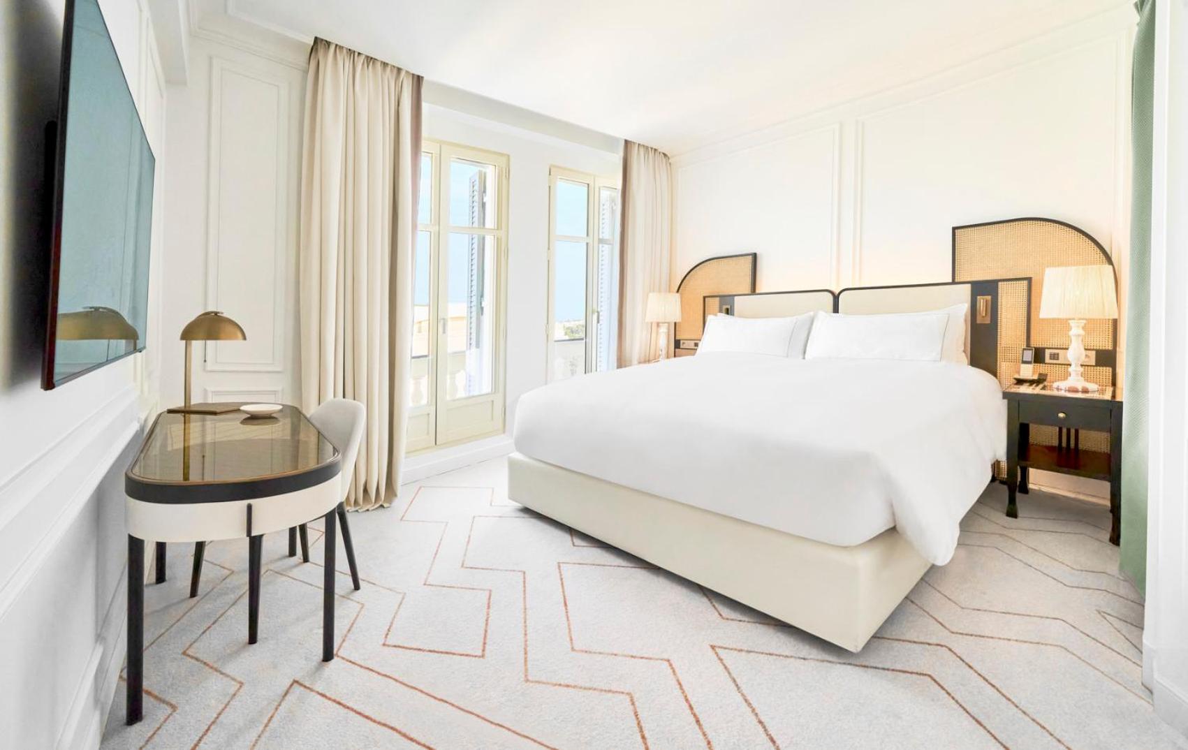 Chambre Lit King-Size Classique avec Balcon – Vue sur Ville