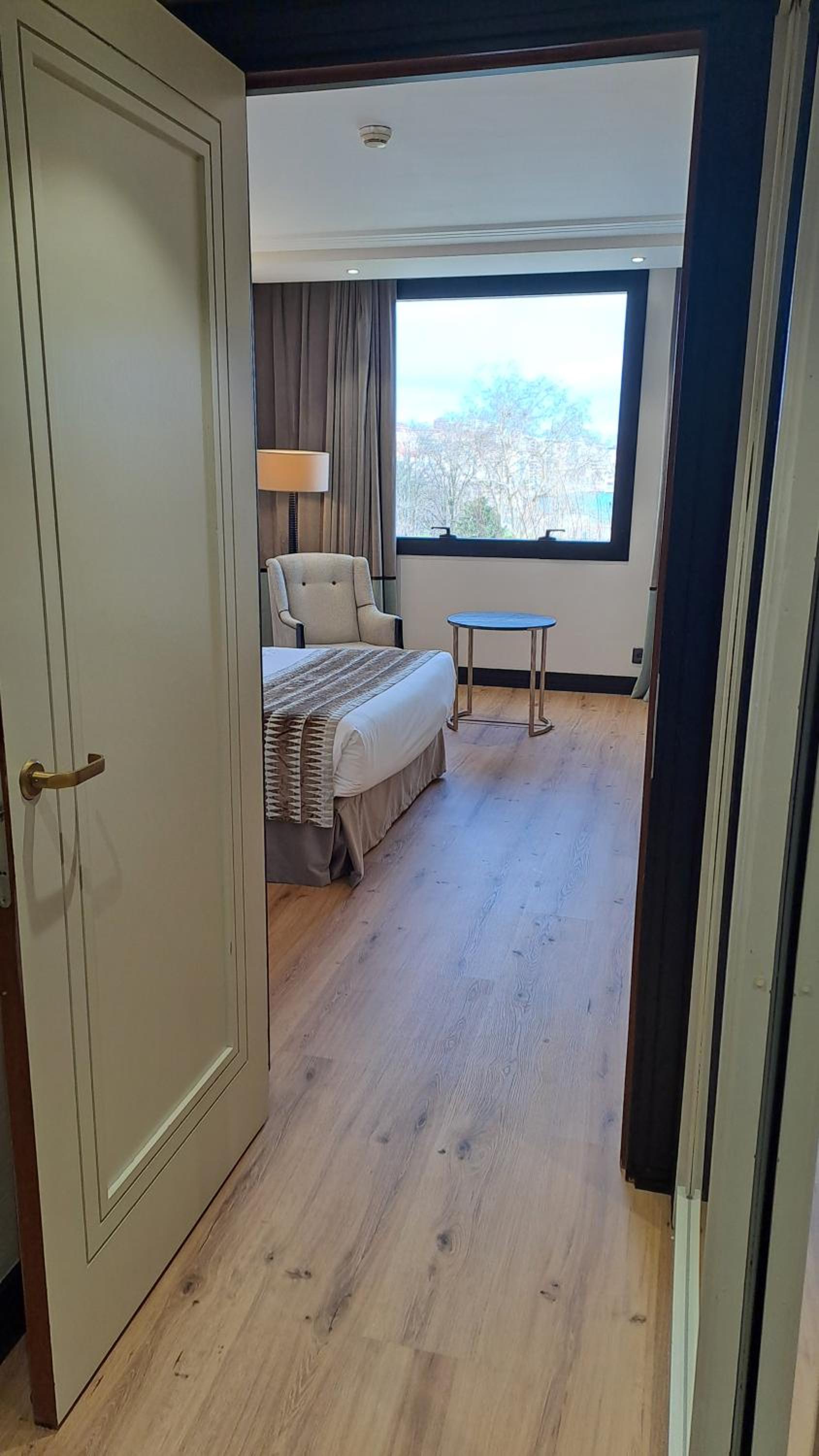 Double or Twin Room with City View (1 adult) - Photo 4