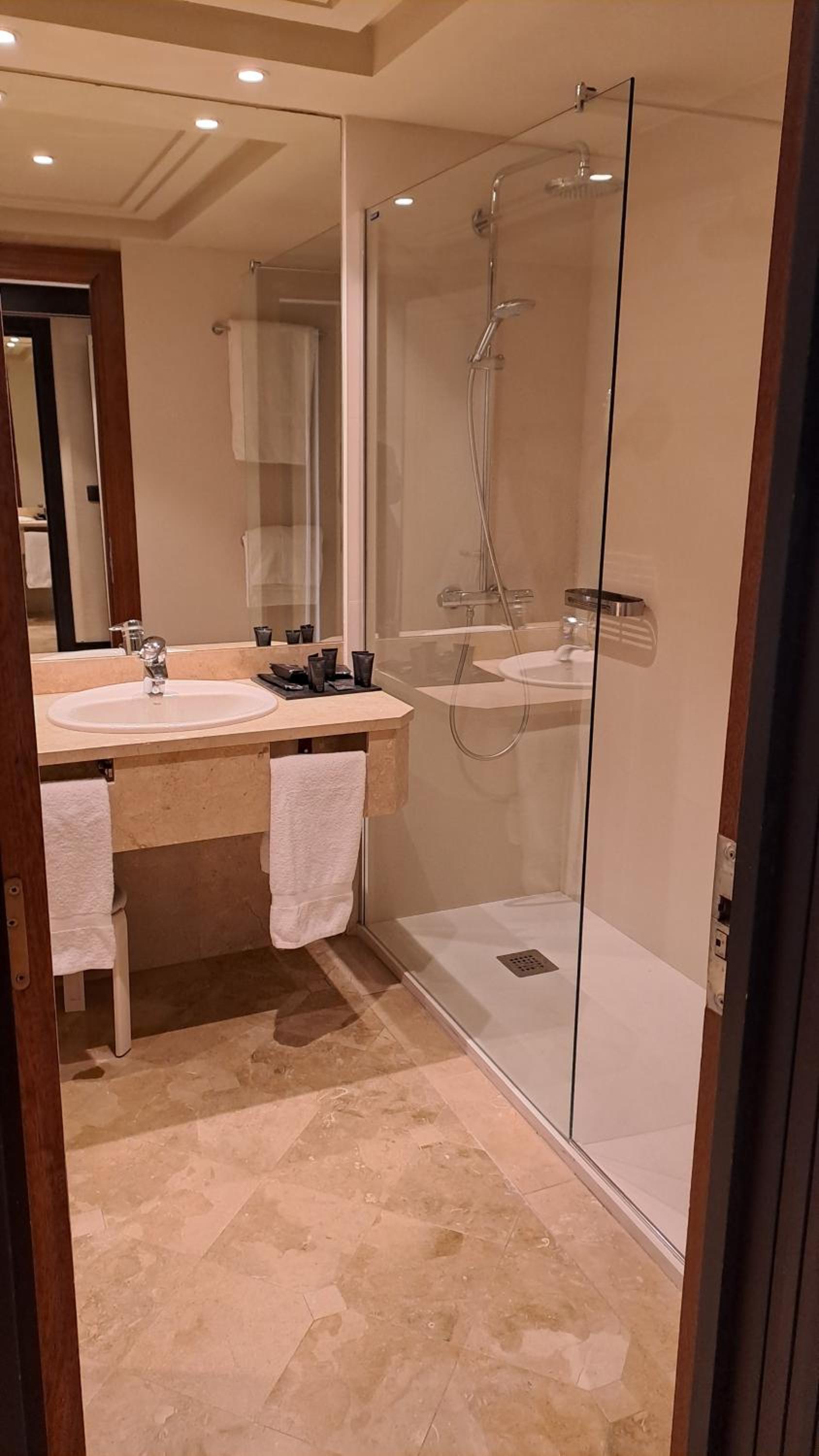 Double or Twin Room with City View (1 adult) - Photo 5