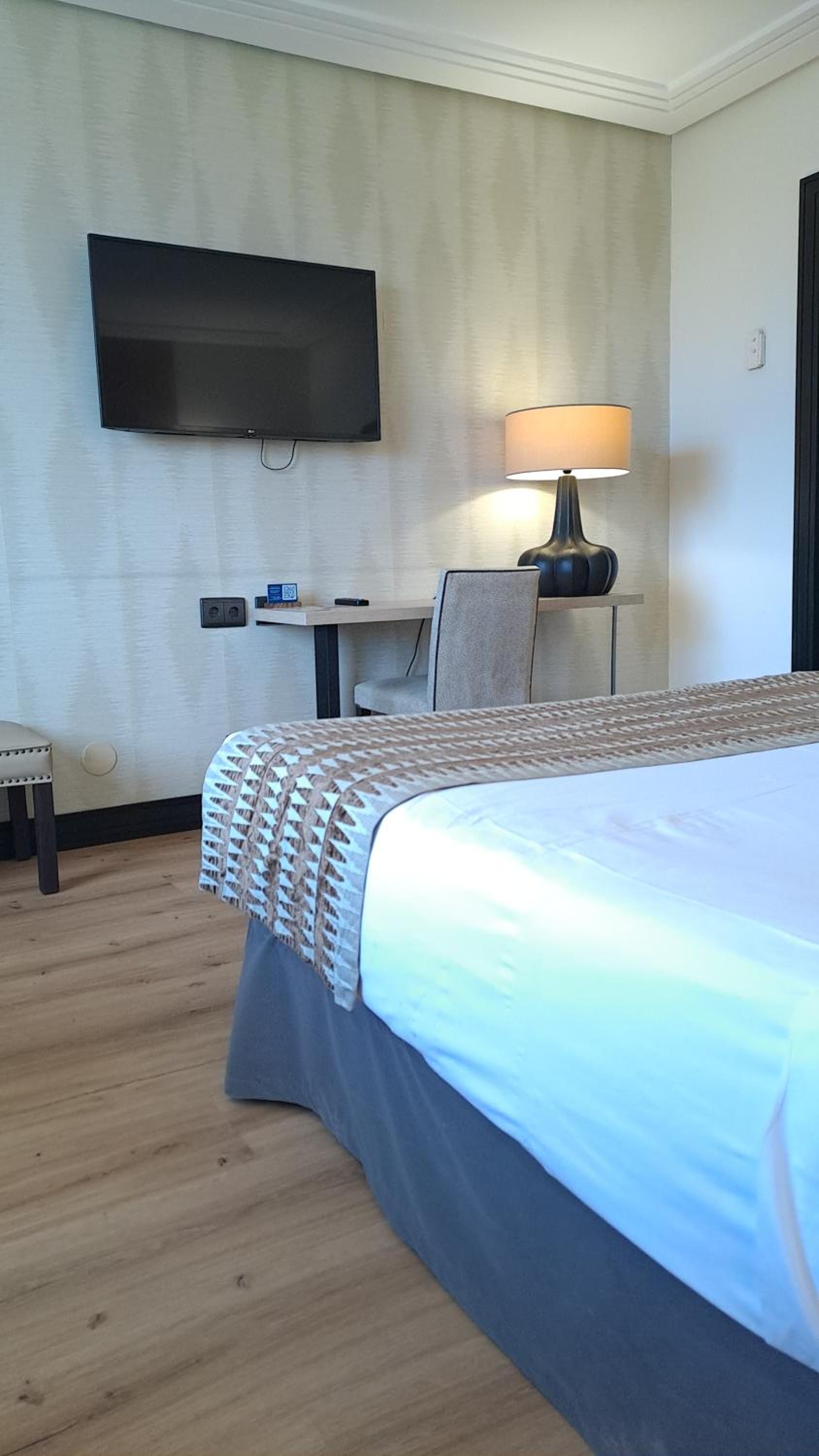 Double or Twin Room with City View (1 adult) - Photo 7