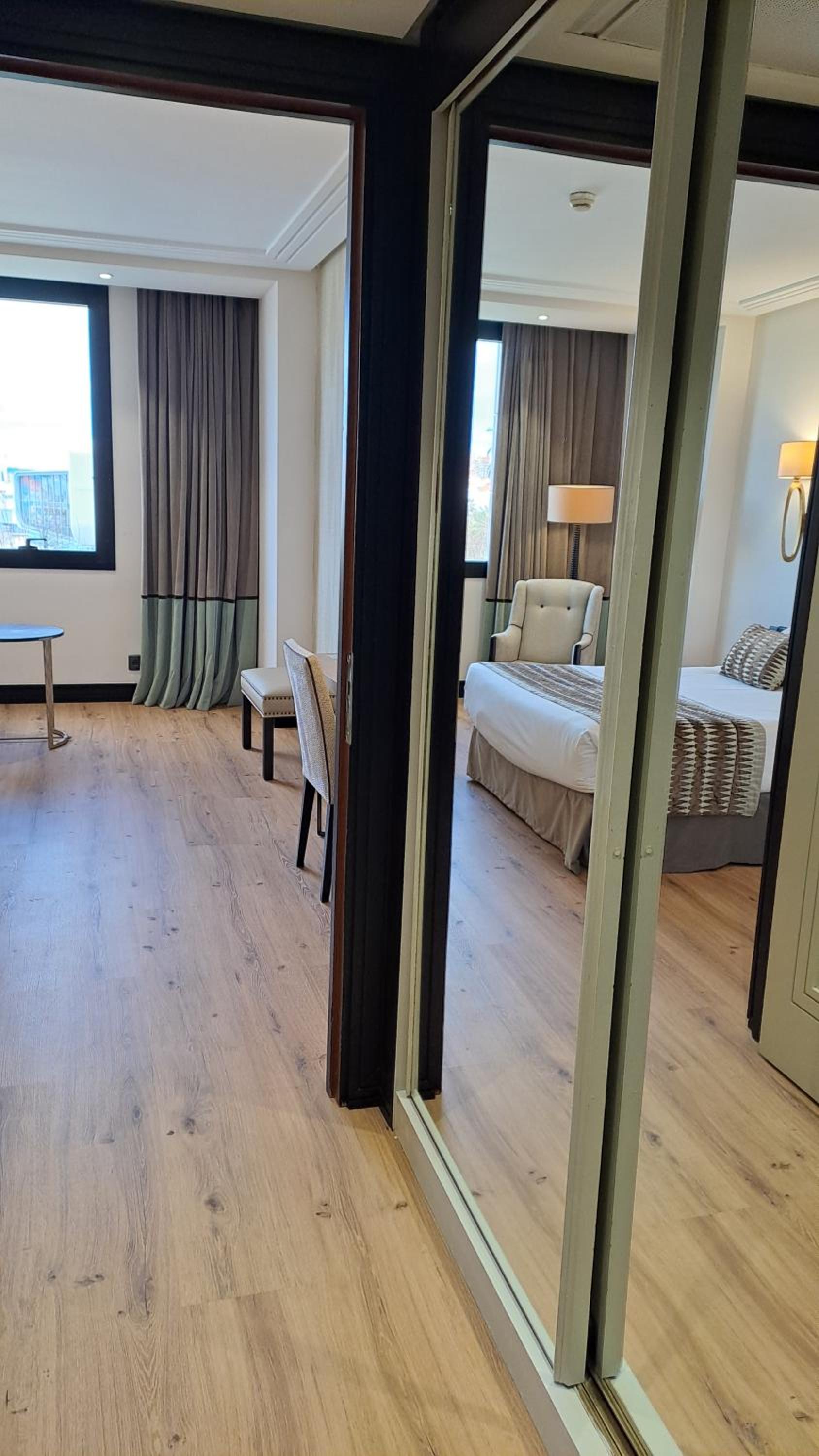 Double or Twin Room with City View (1 adult) - Photo 6