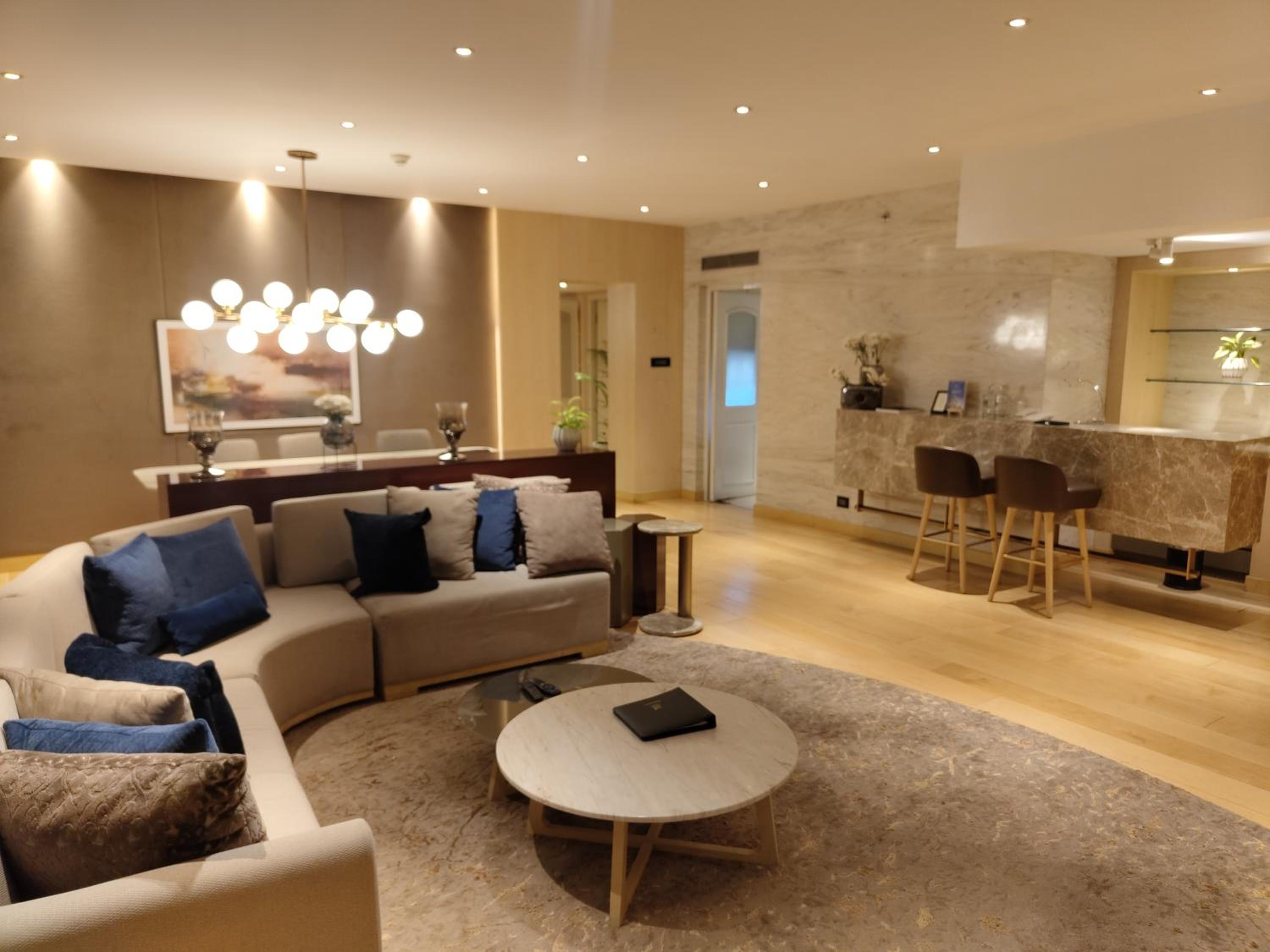 Signature Suite King Bed - High tea, evening cocktails, butler service, Complimentary 1 way airport transfer