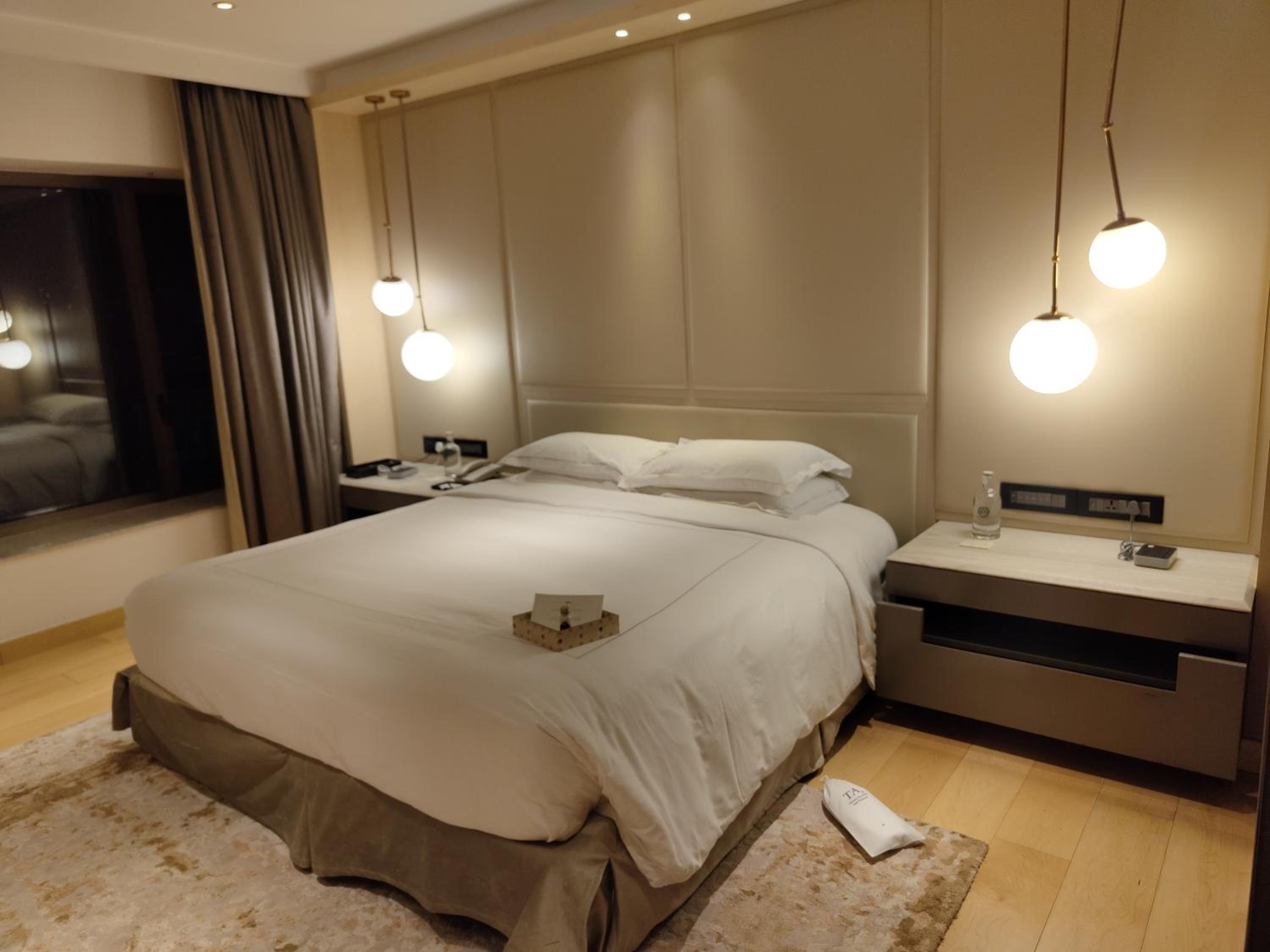 Signature Suite King Bed - High tea, evening cocktails, butler service, Complimentary 1 way airport transfer