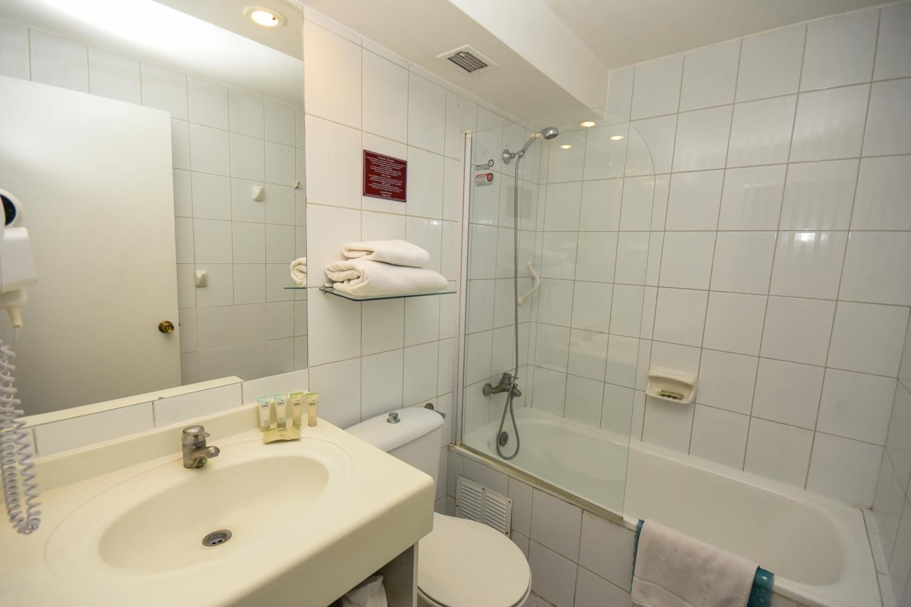Standard Twin Room - Photo 2