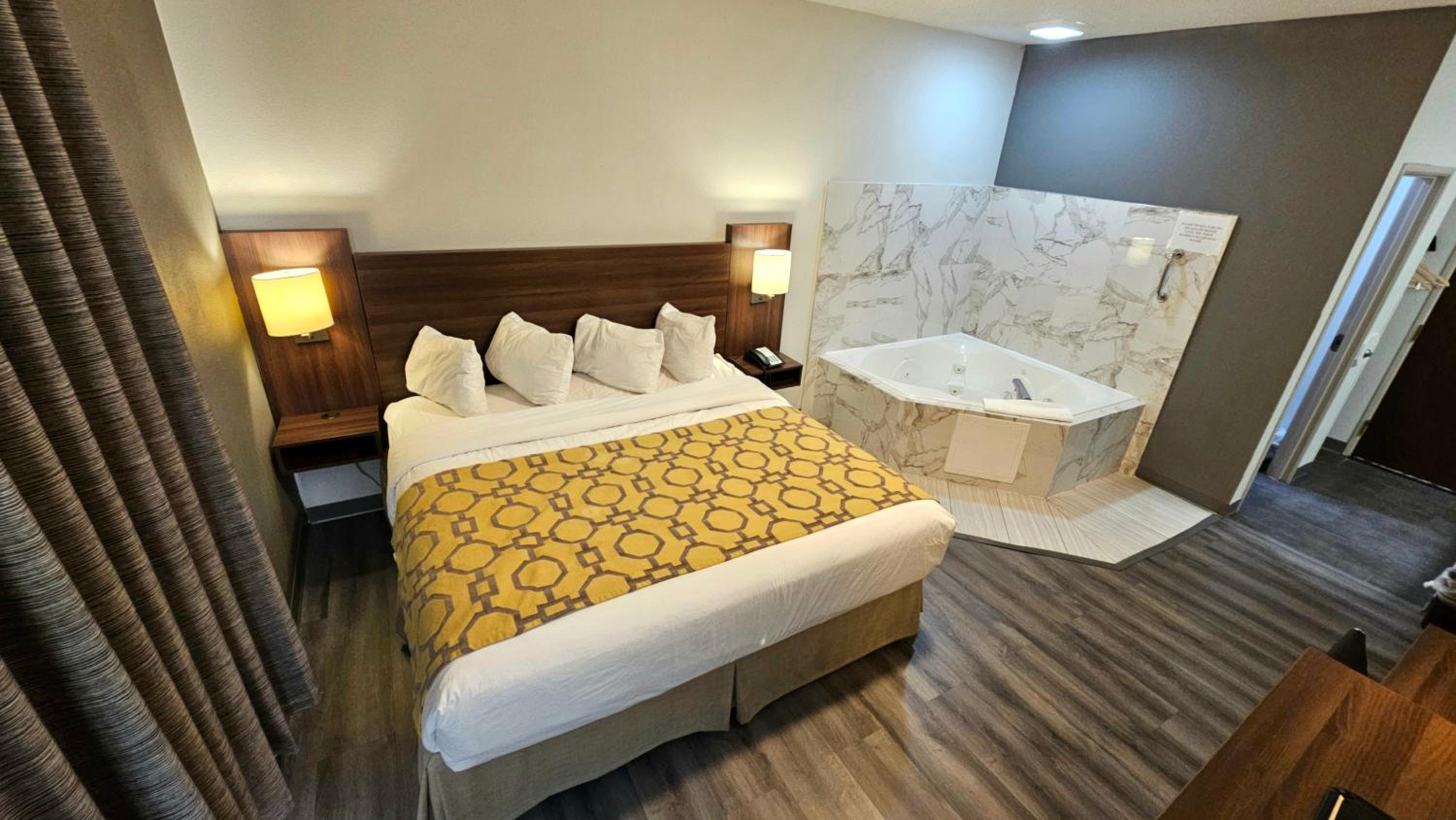 King Studio Suite with Jetted Tub - Non-Smoking - Photo 7