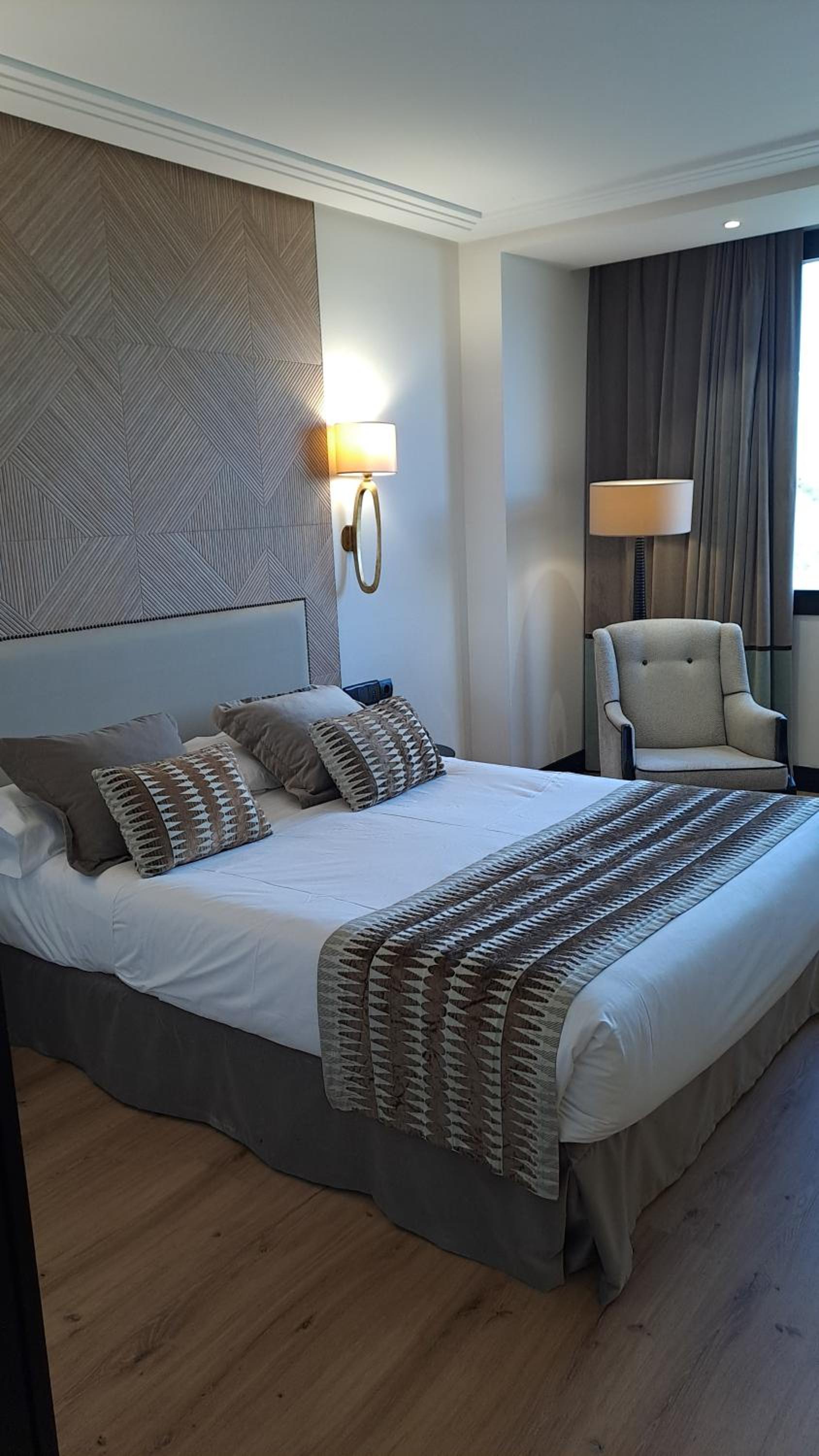 Double or Twin Room with City View (1 adult) - Photo 8