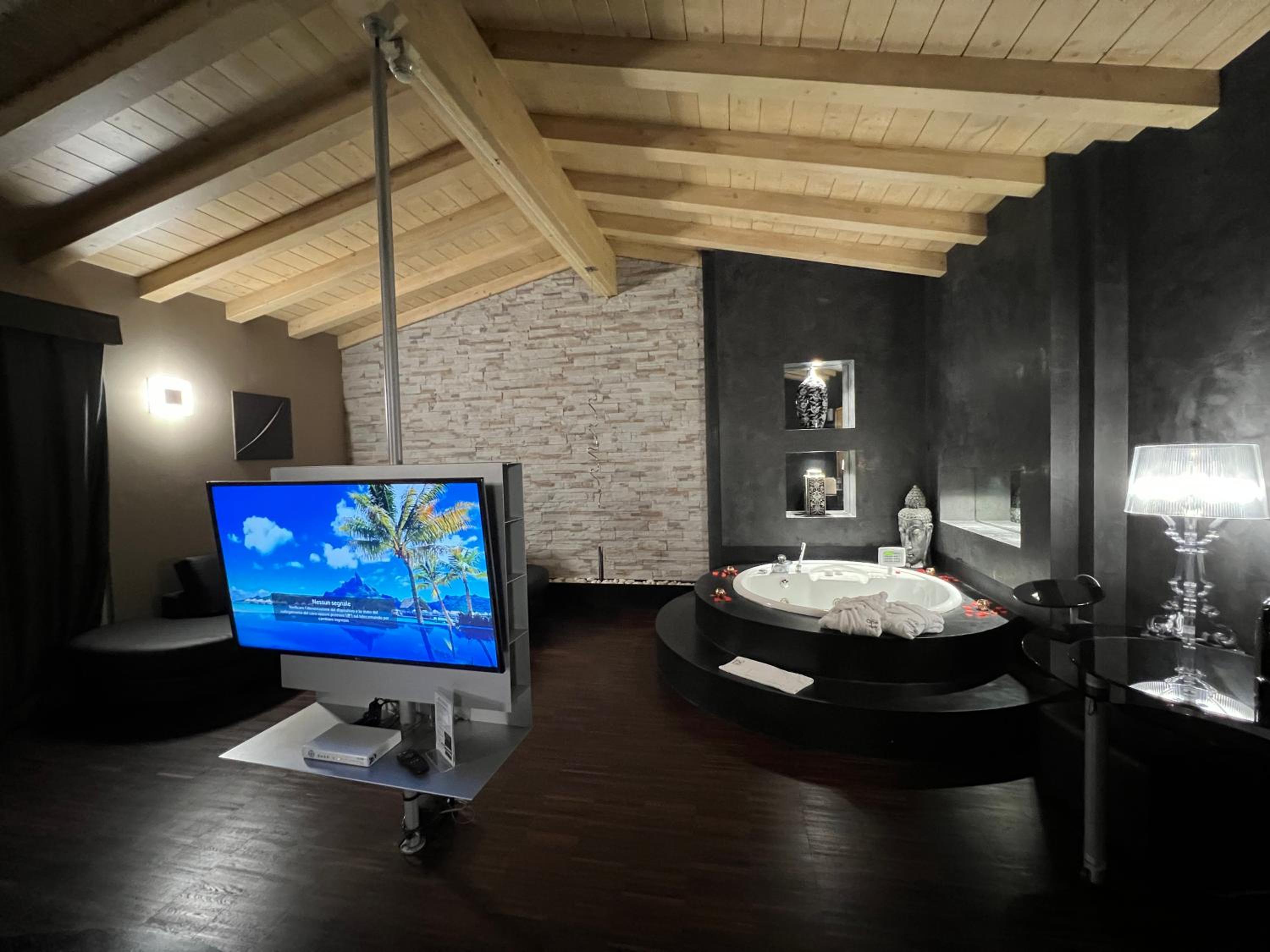 Executive Suite - Photo 1