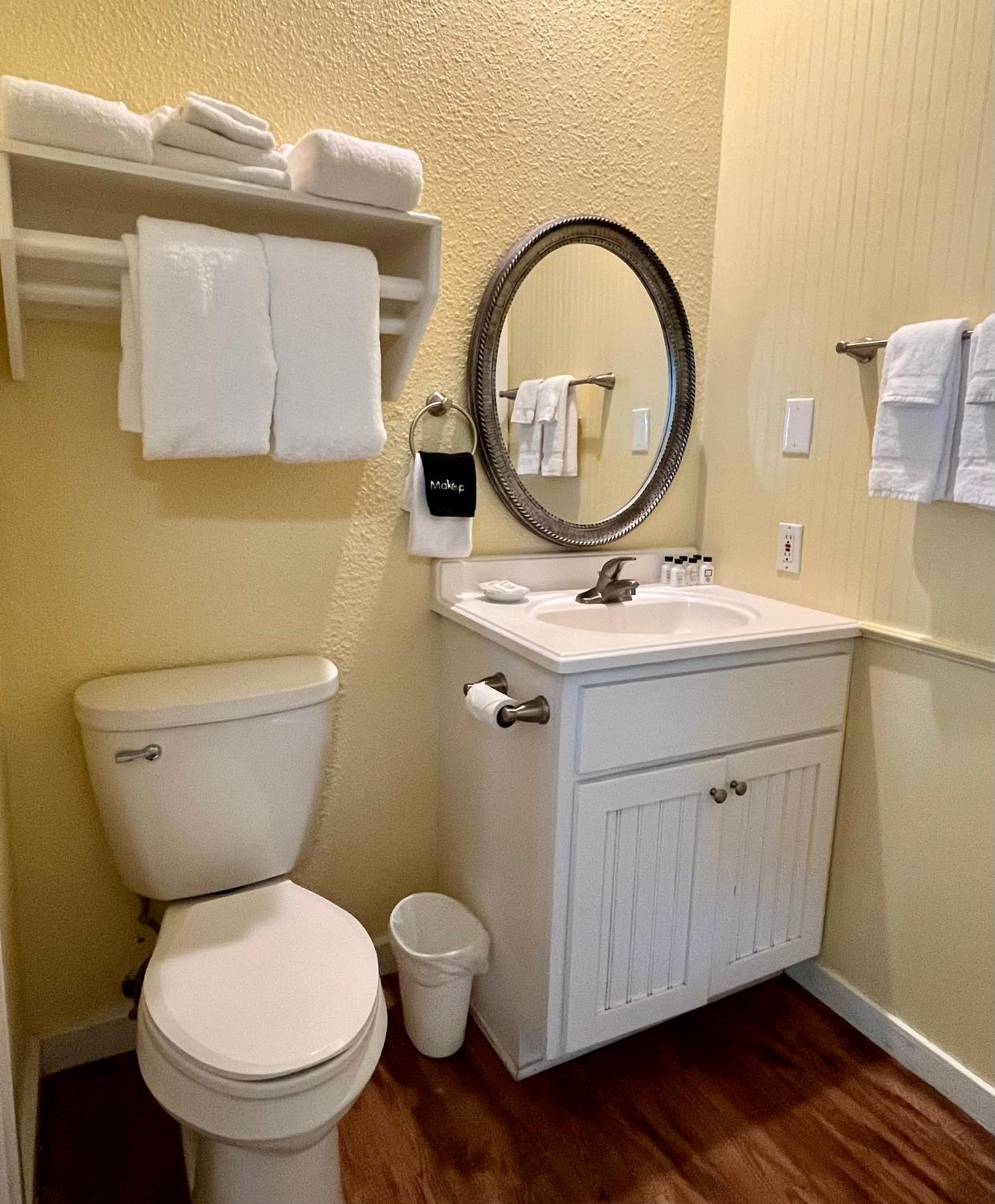Standard Queen Room - Photo 12