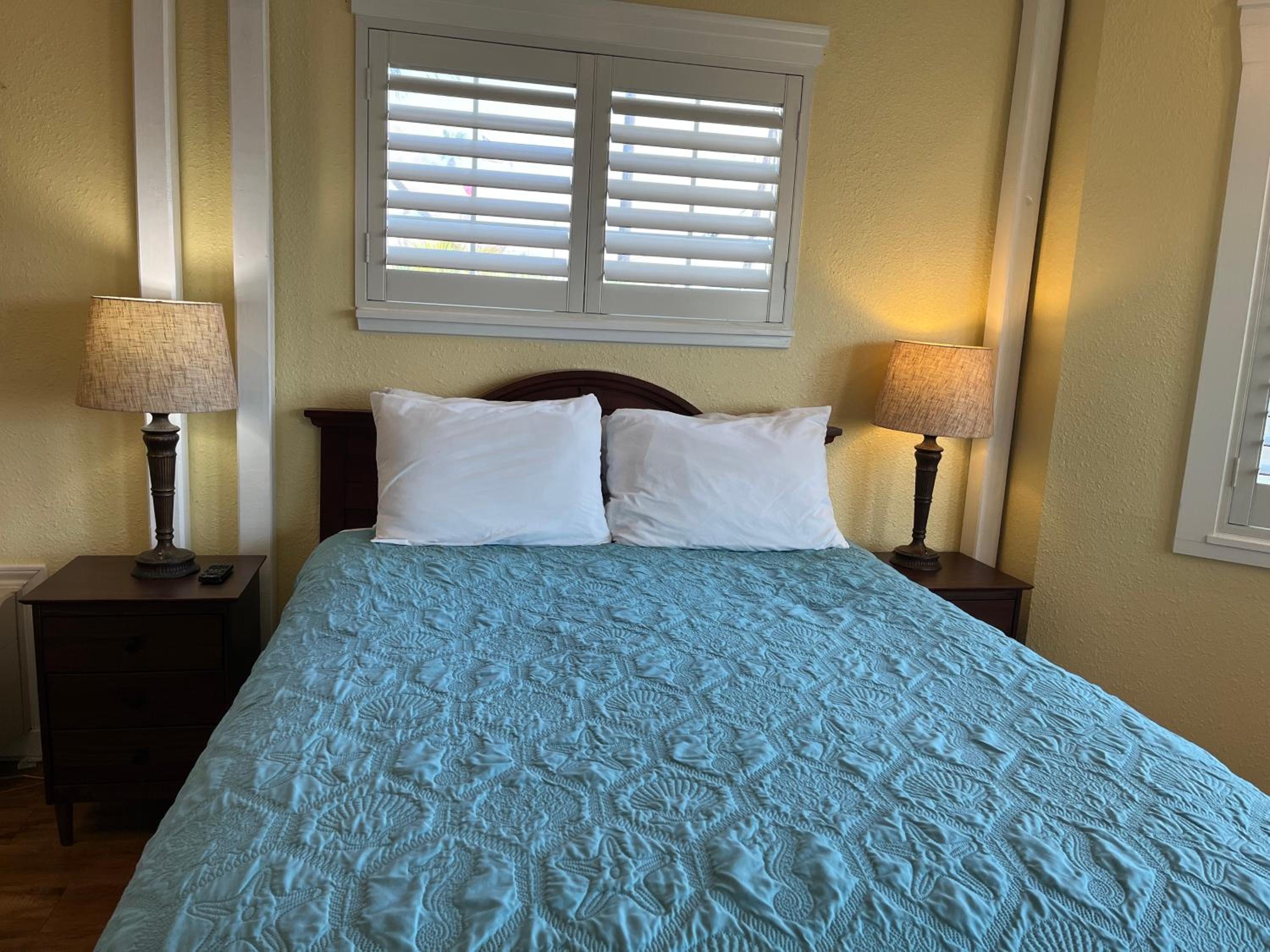 Standard Queen Room - Photo 7