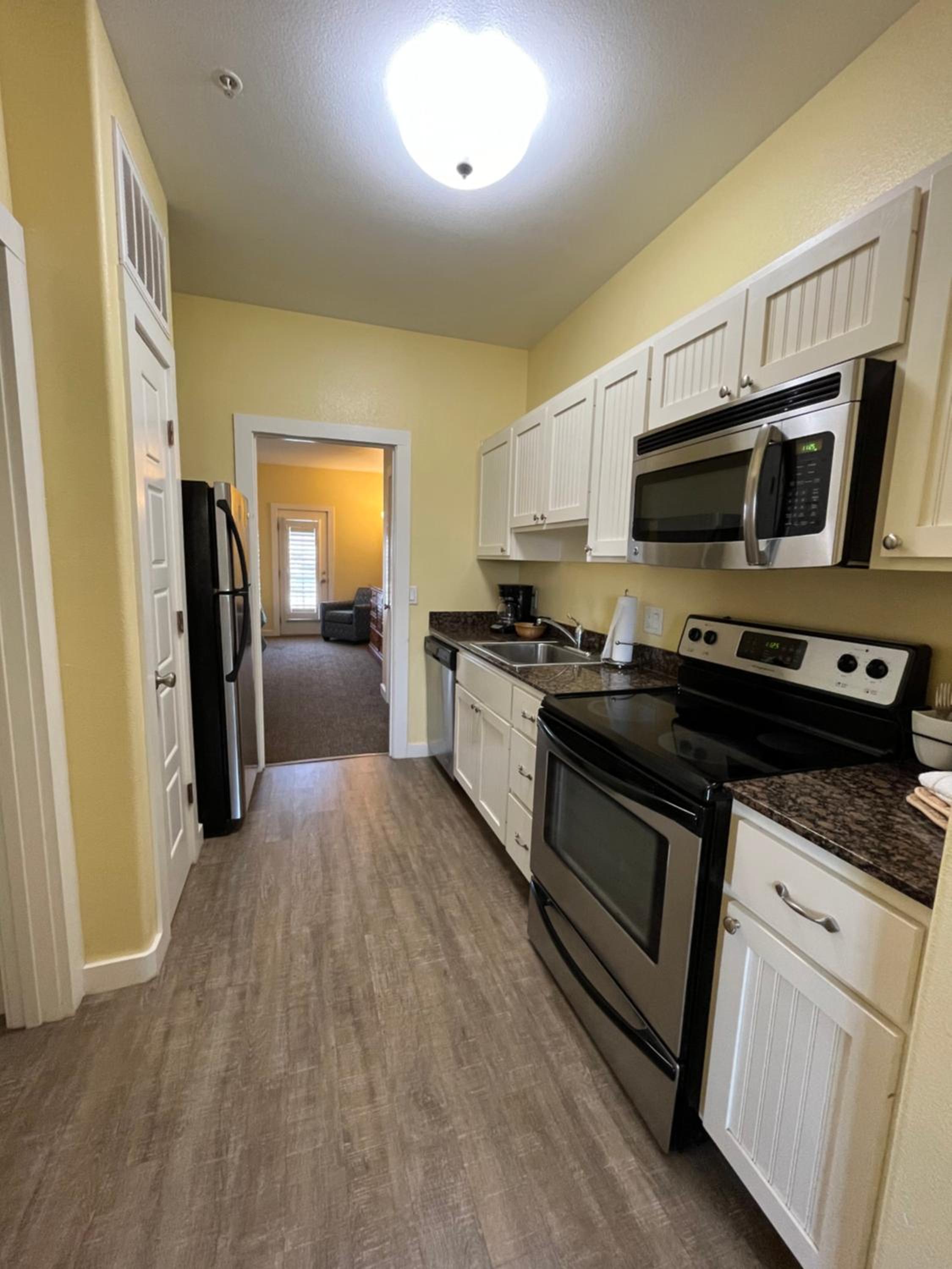 Queen Suite - Photo 8