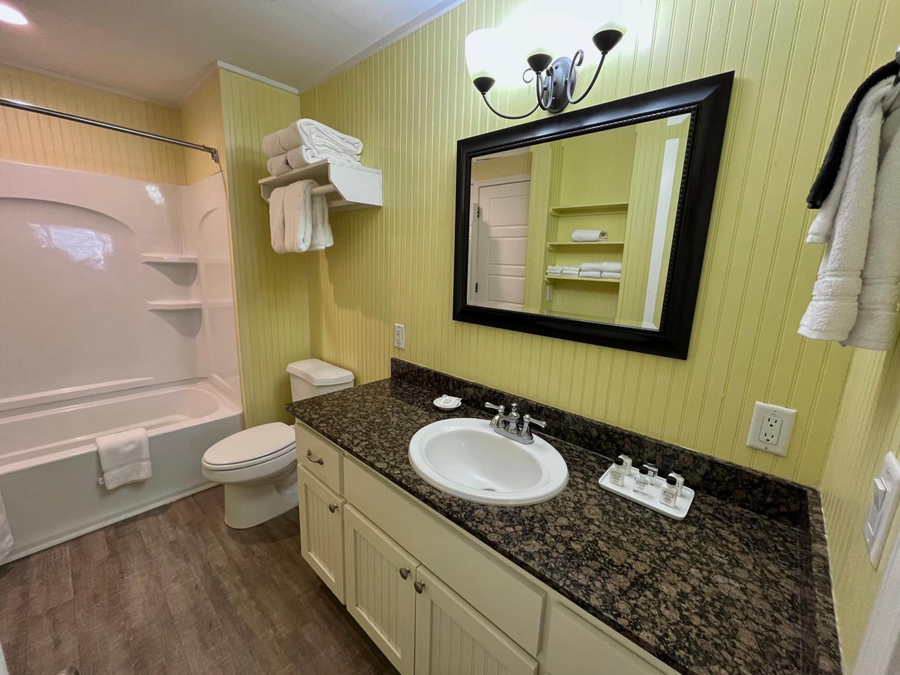 Queen Suite - Photo 7