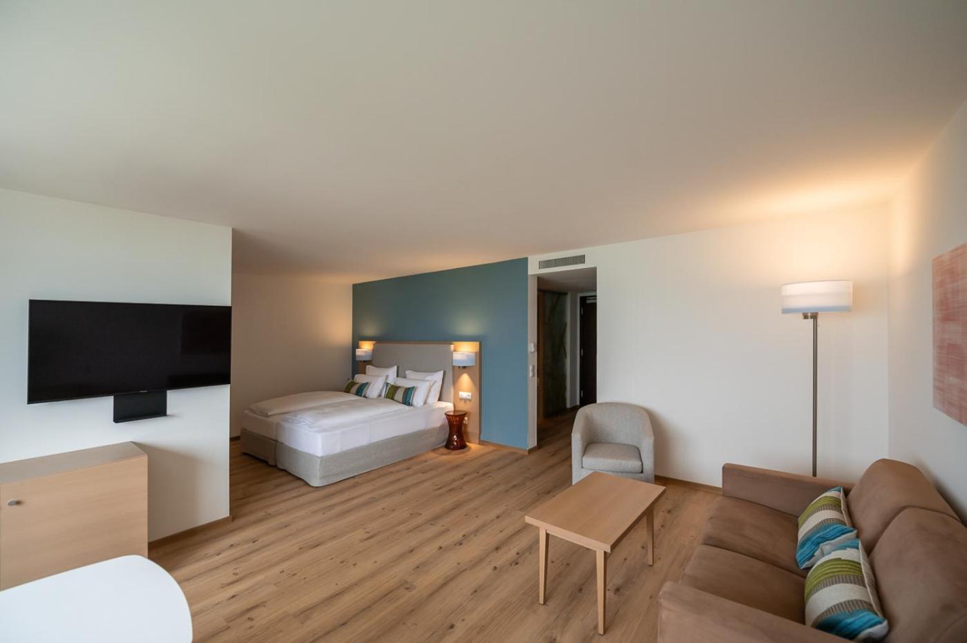 Junior Suite with Lake View - Photo 5