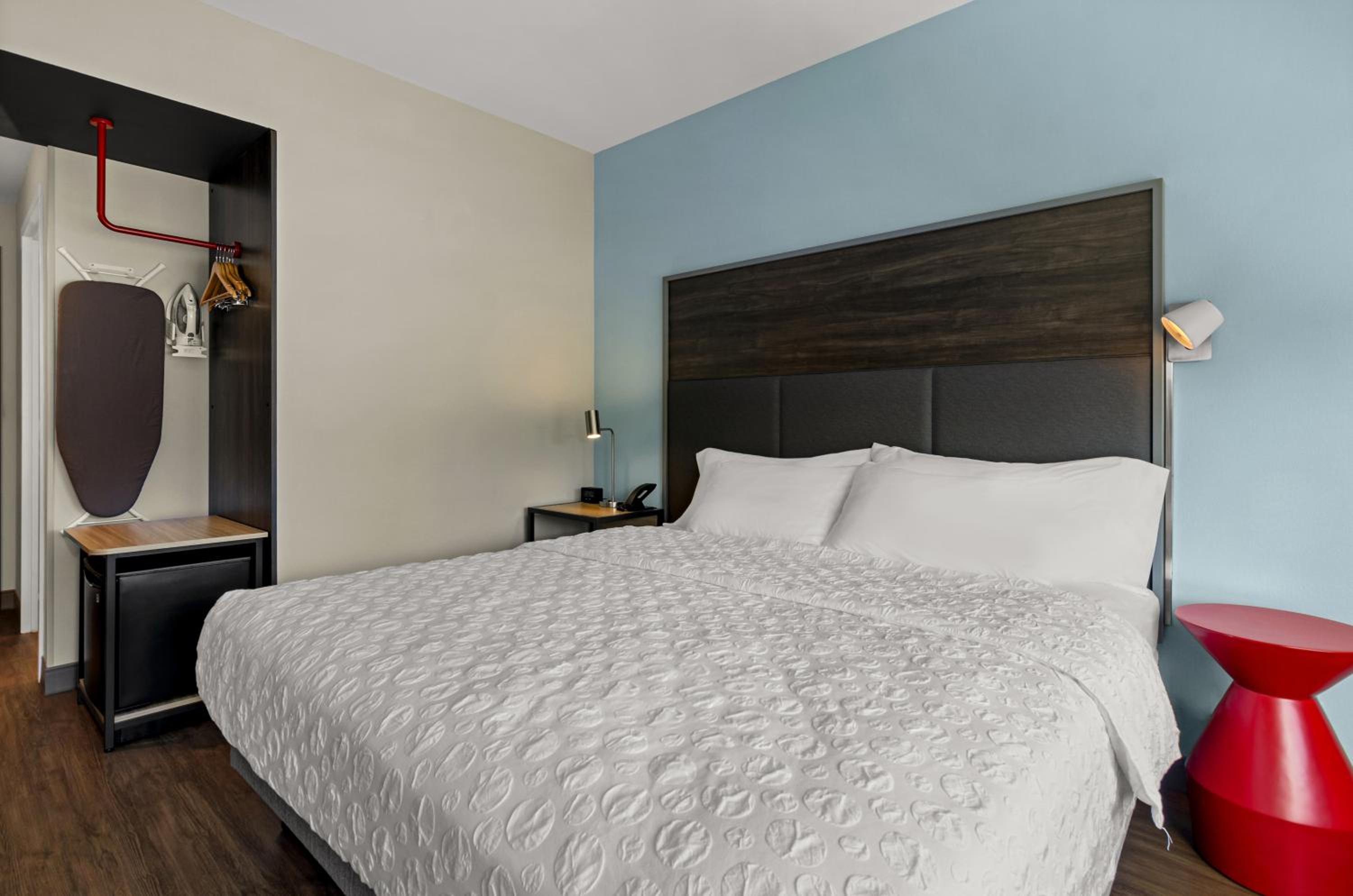 King Room with Walk-In Shower - Photo 6