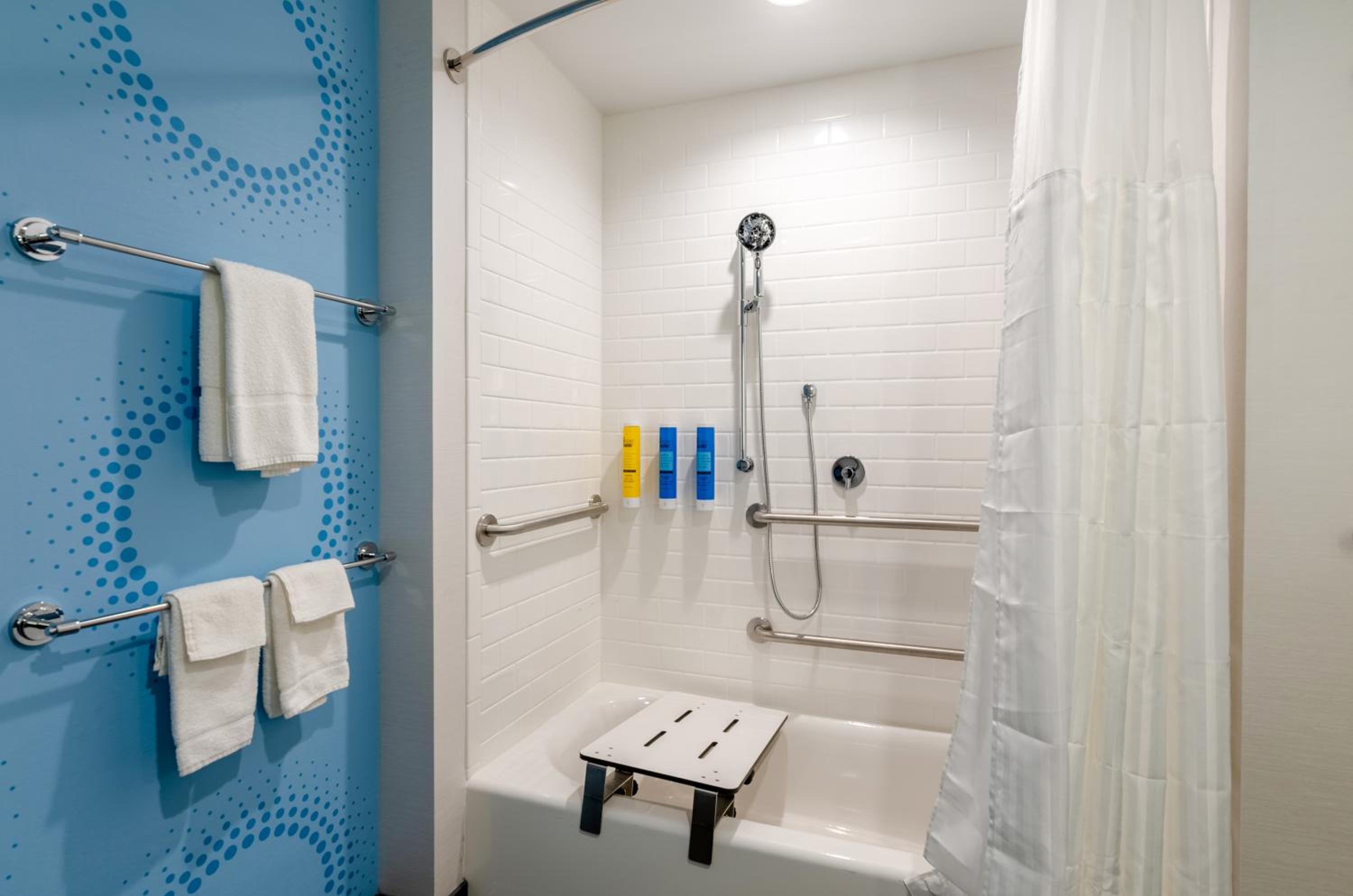 Queen Room with Two Queen Beds - Mobility Access - Photo 6
