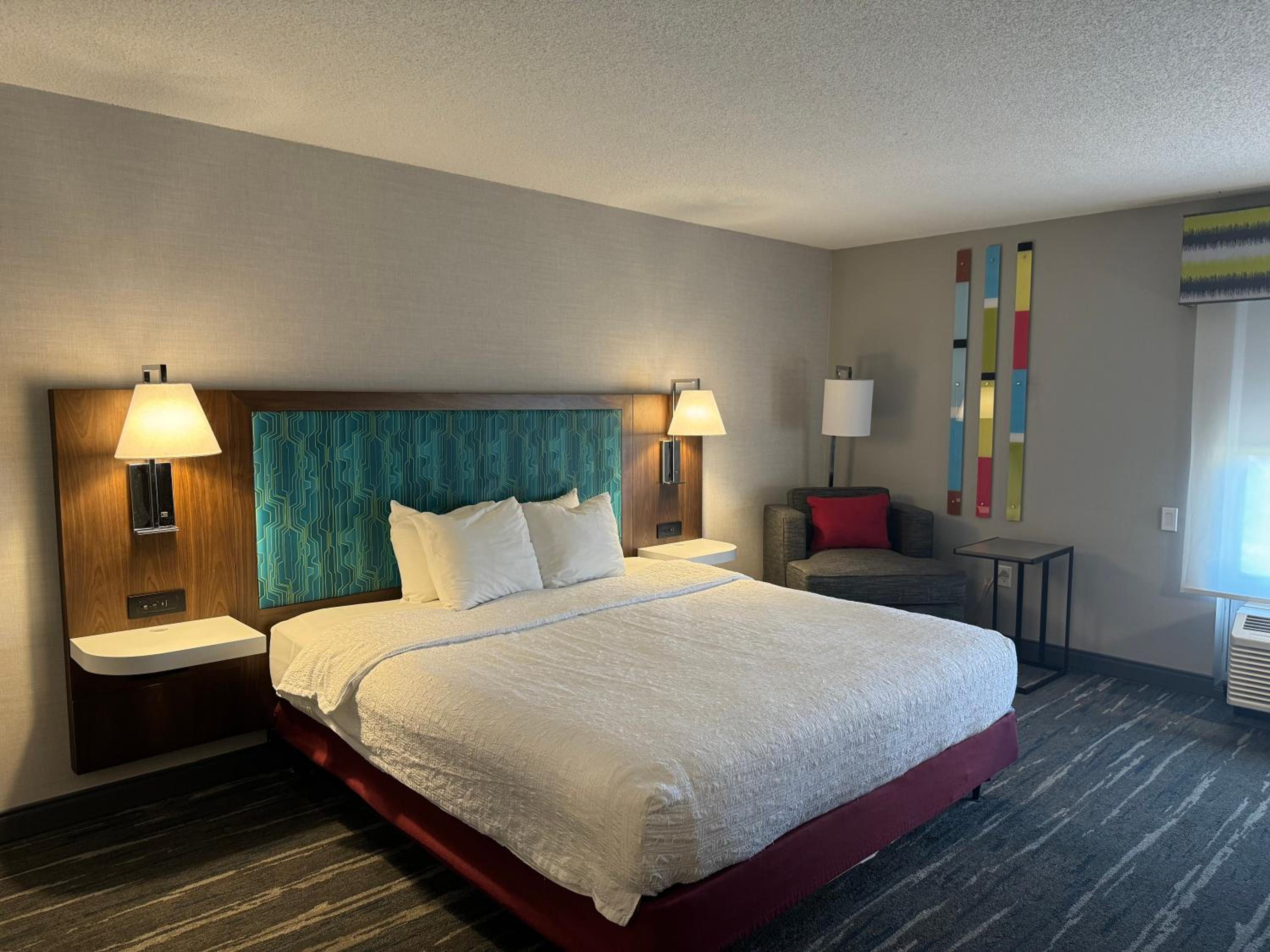 King Room with King Bed - Non-Smoking - Photo 5