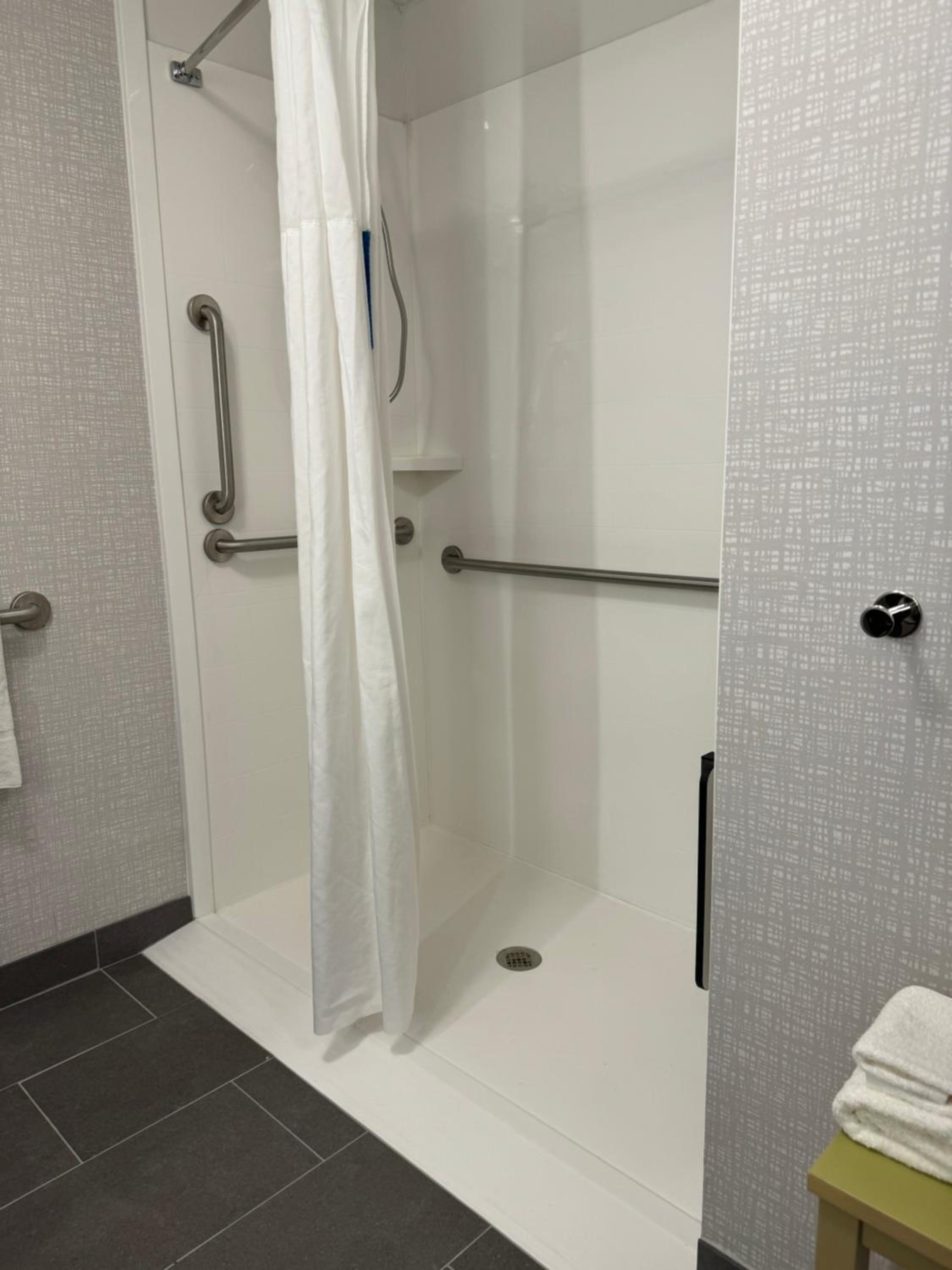 King Room with Accessible Tub - Mobility and Hearing Access/Non-Smoking - Photo 3