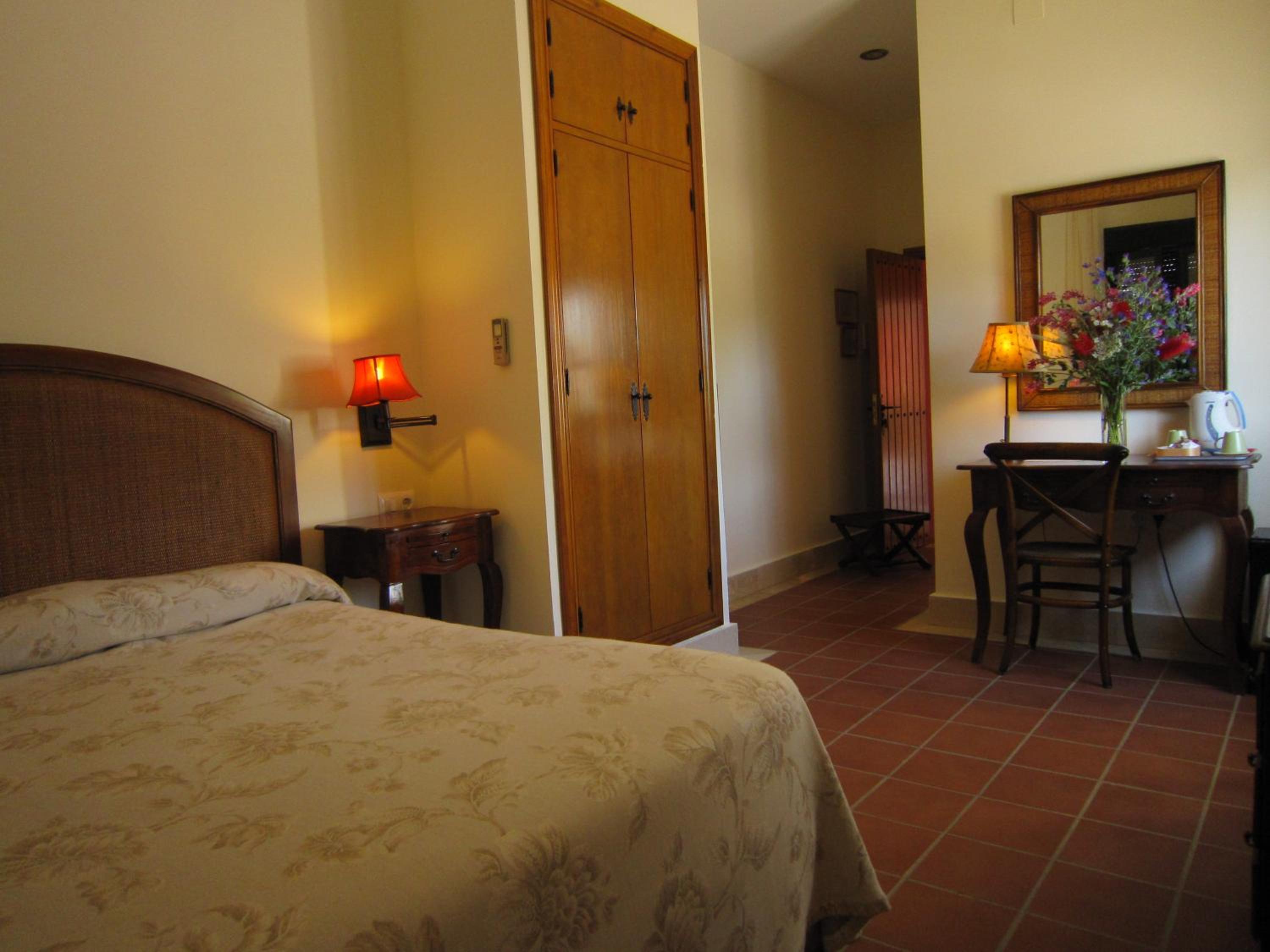 Double or Twin Room with Balcony and Sea View - Photo 16