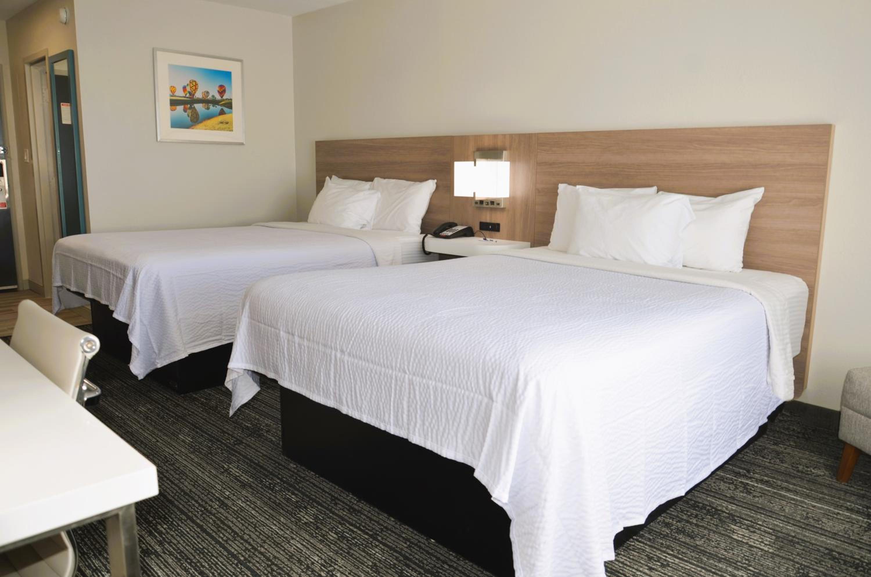 Queen Room with Two Queen Beds - Non-Smoking - Photo 6