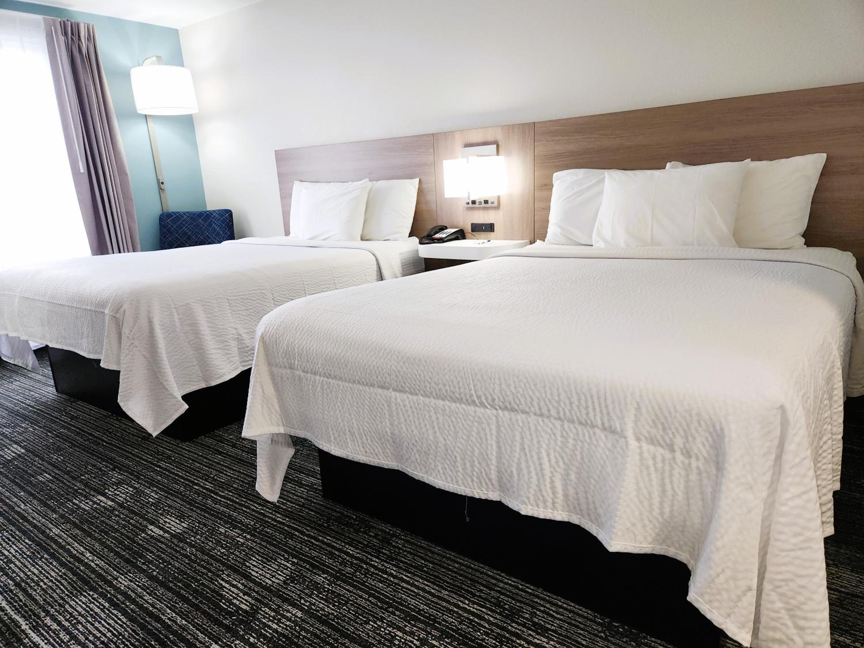 Queen Room with Two Queen Beds - Non-Smoking - Photo 4