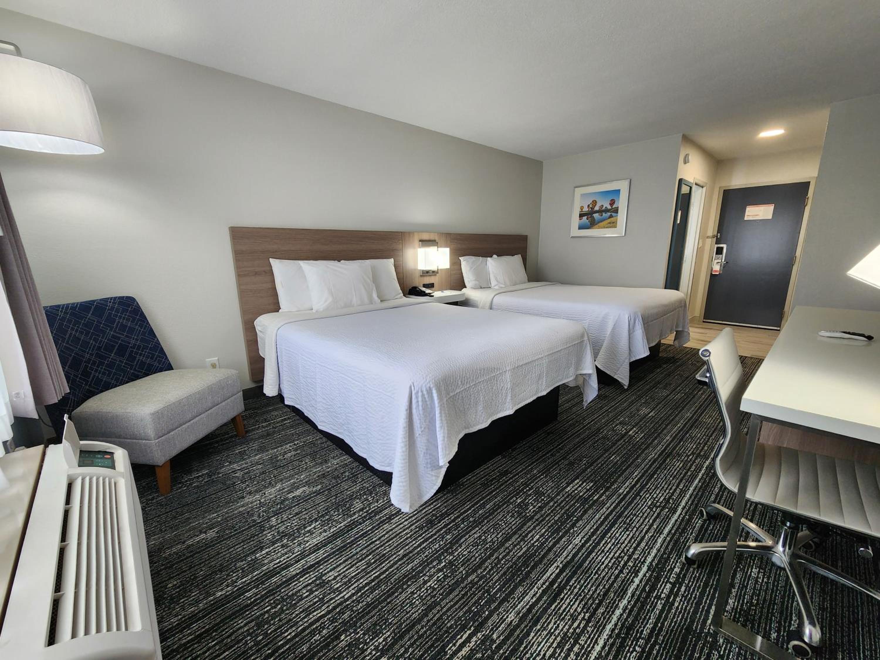 Queen Room with Two Queen Beds - Non-Smoking - Photo 3