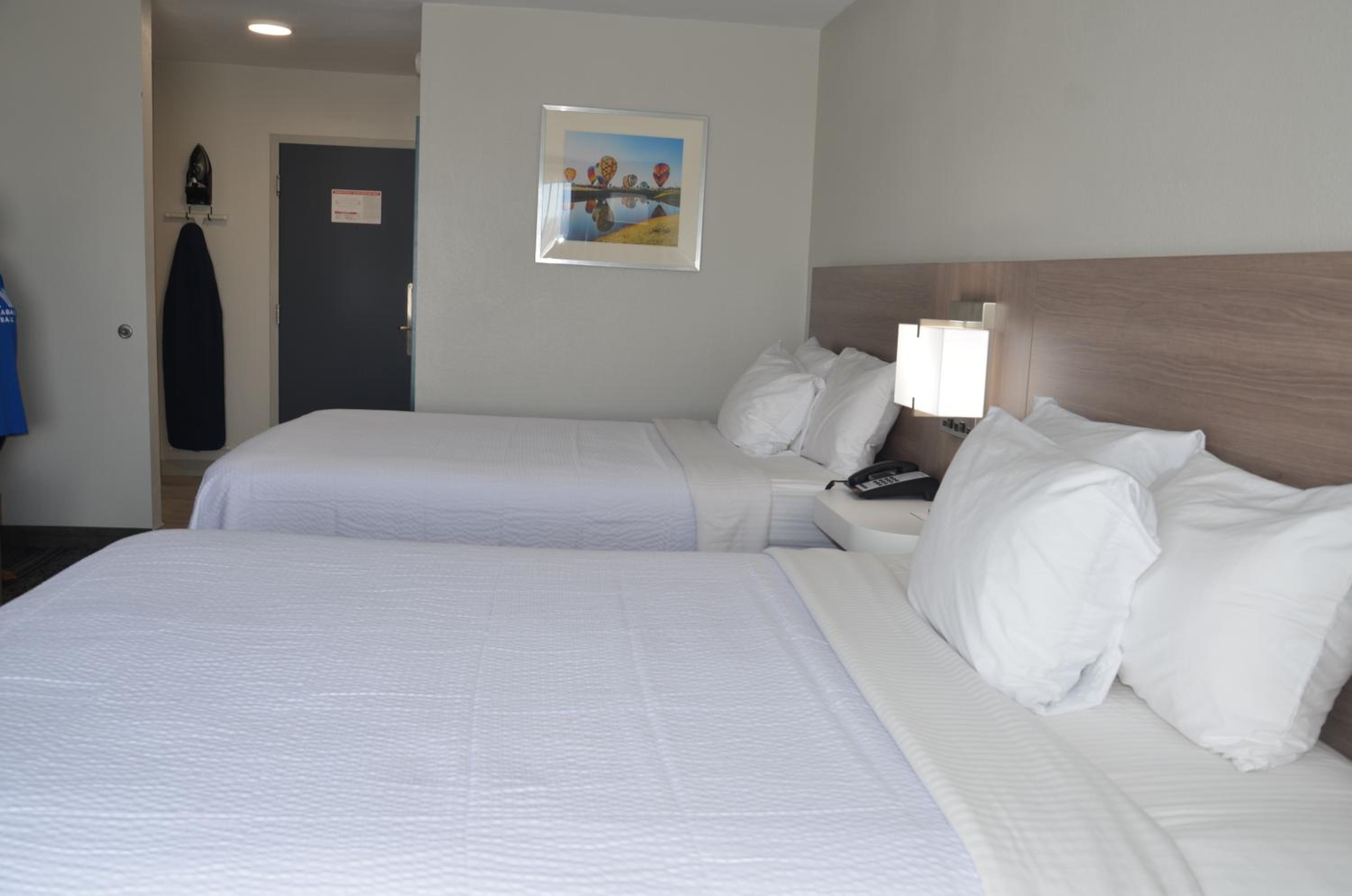 Queen Room with Two Queen Beds - Non-Smoking - Photo 11