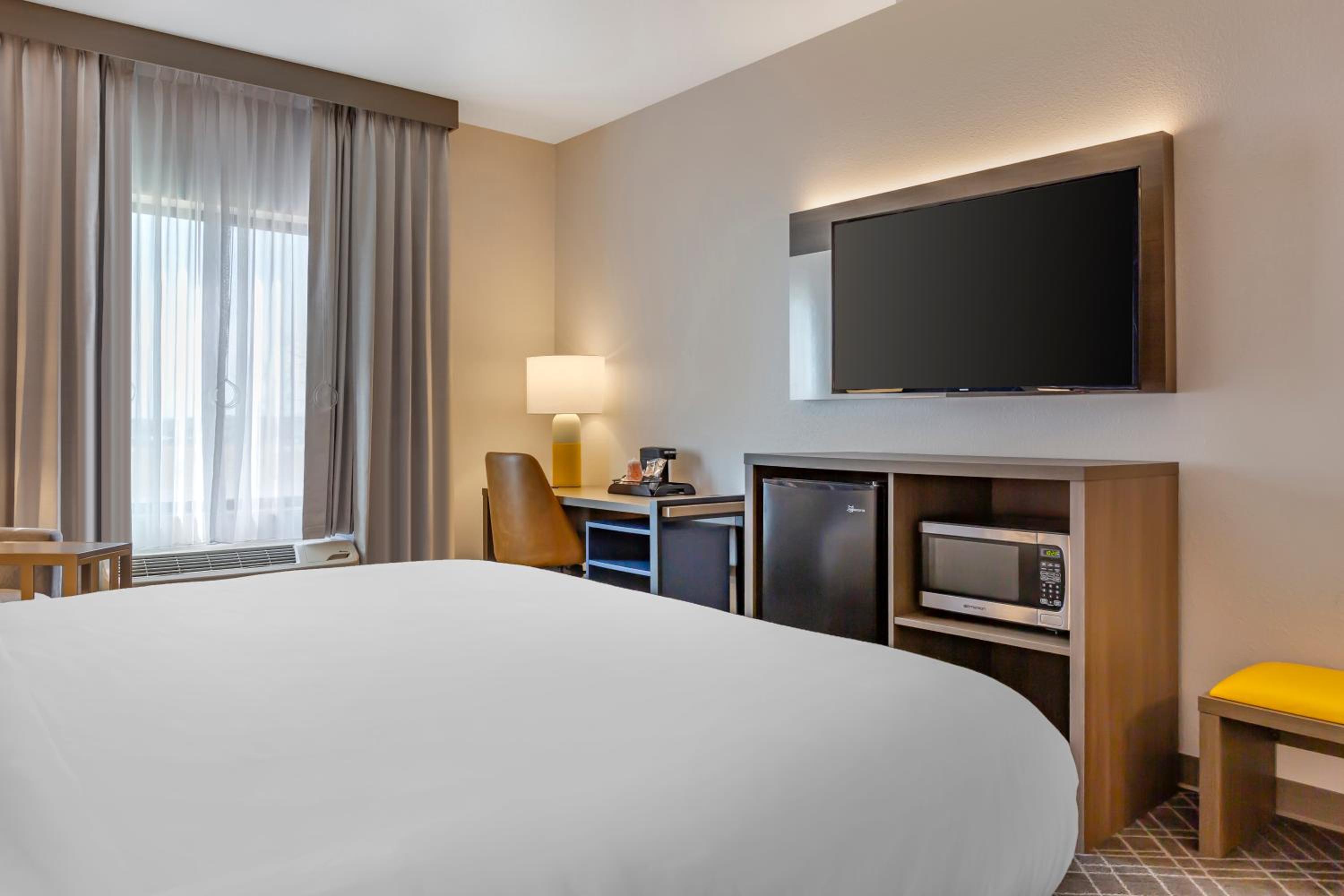 King Room with Roll-In Shower - Disability Access/Non Smoking - Photo 4