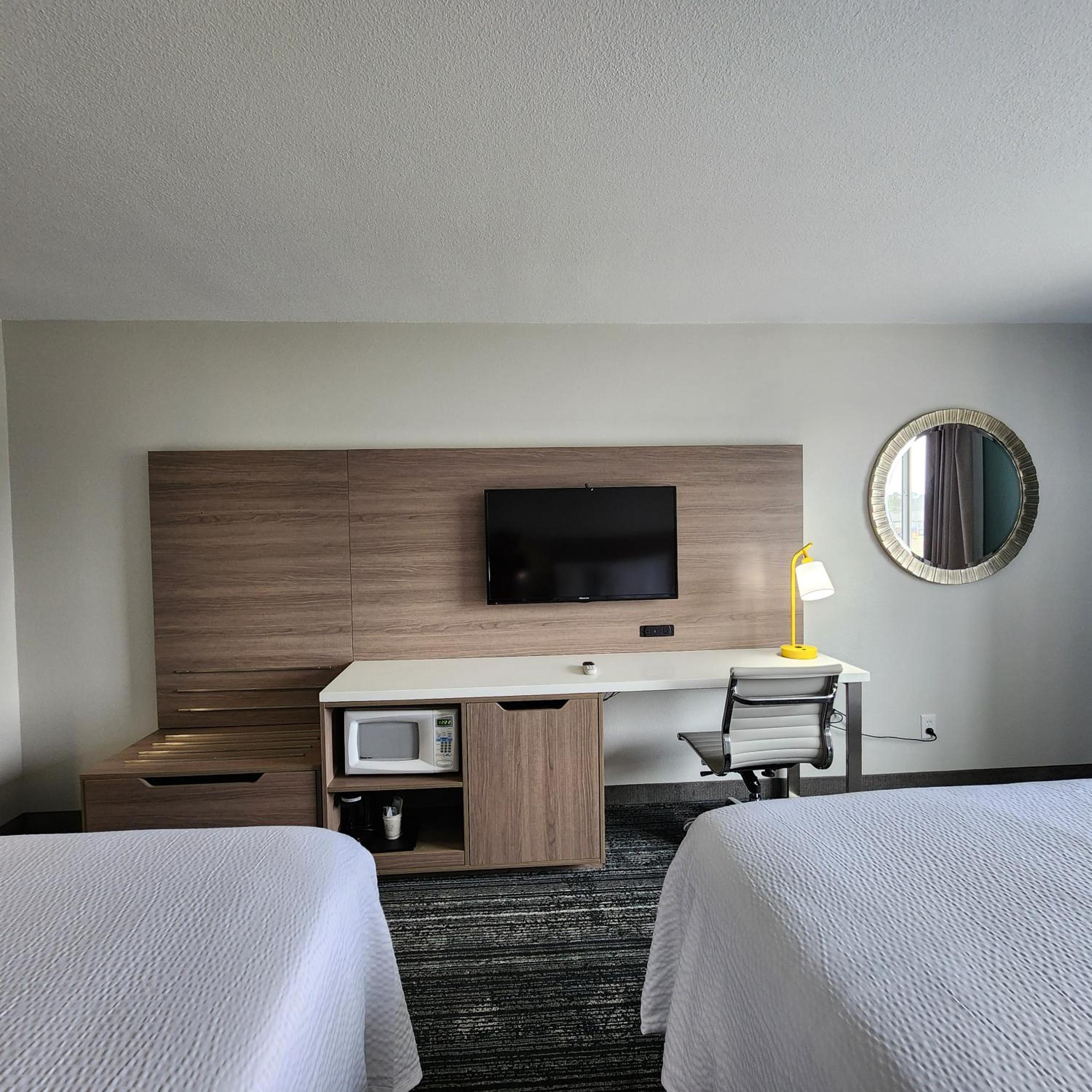 Queen Room with Two Queen Beds - Non-Smoking - Photo 9