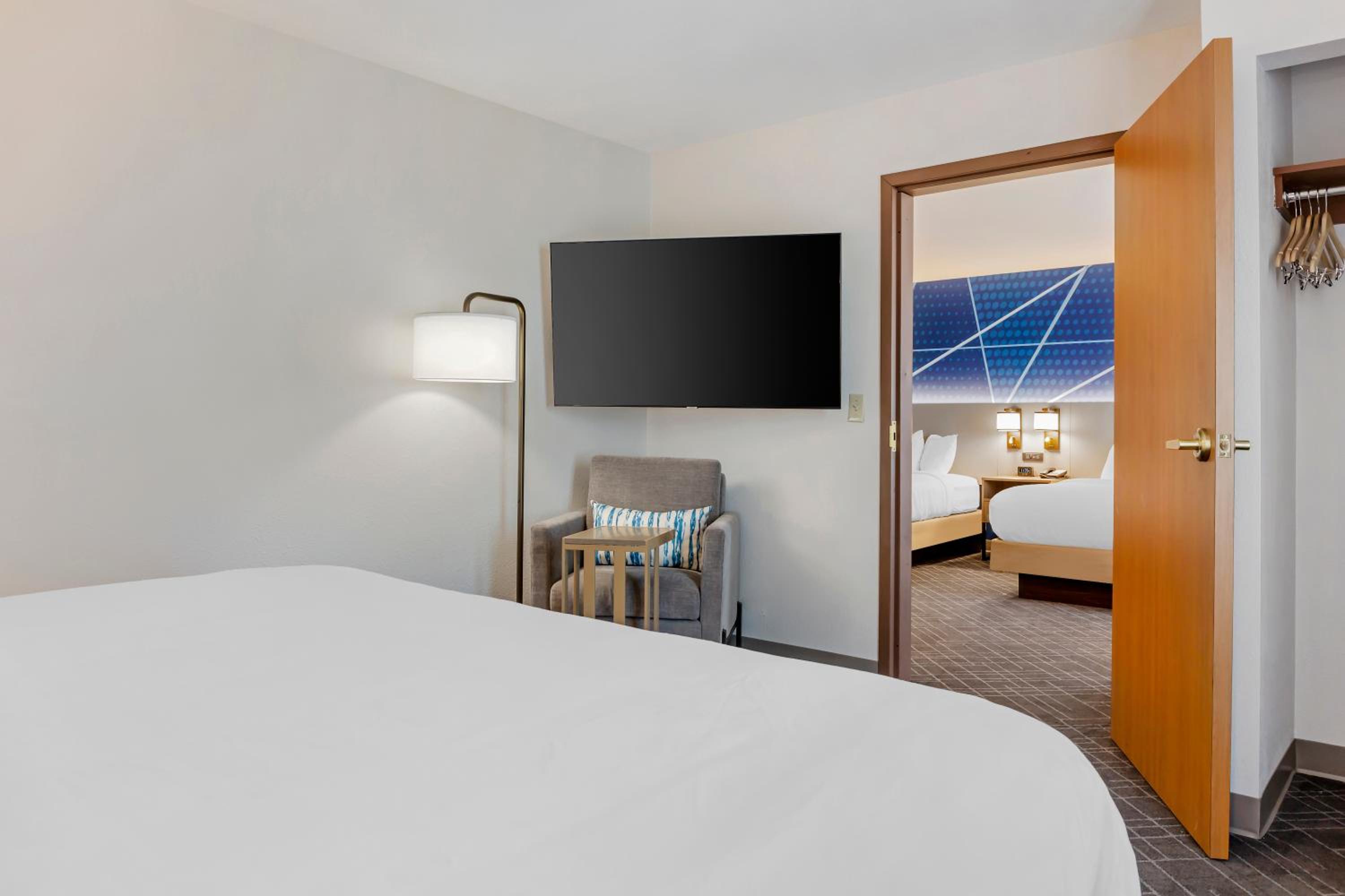 King Suite with King Bed and Two Queen Beds - Non Smoking - Photo 2