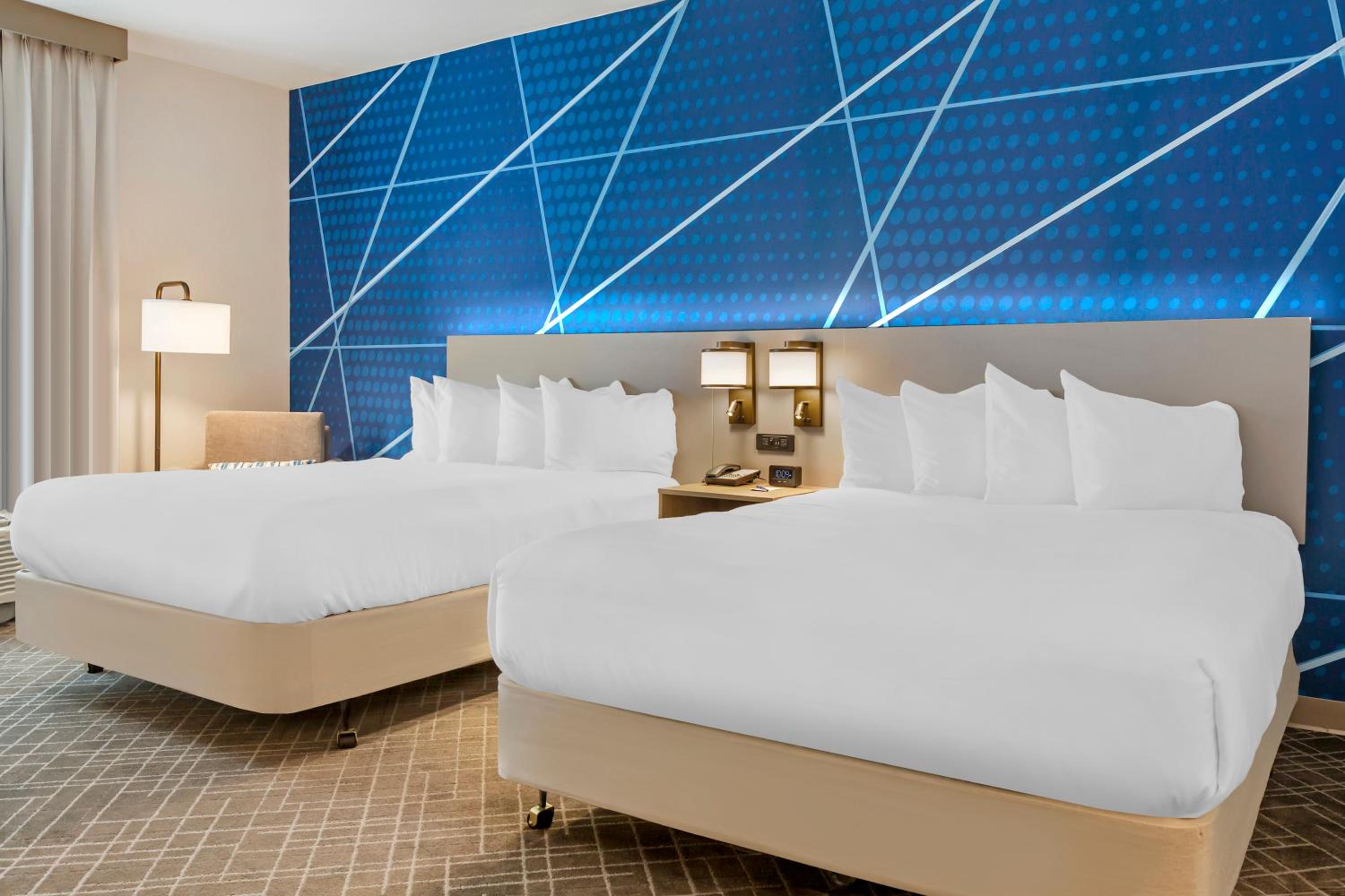King Suite with King Bed and Two Queen Beds - Non Smoking - Photo 7