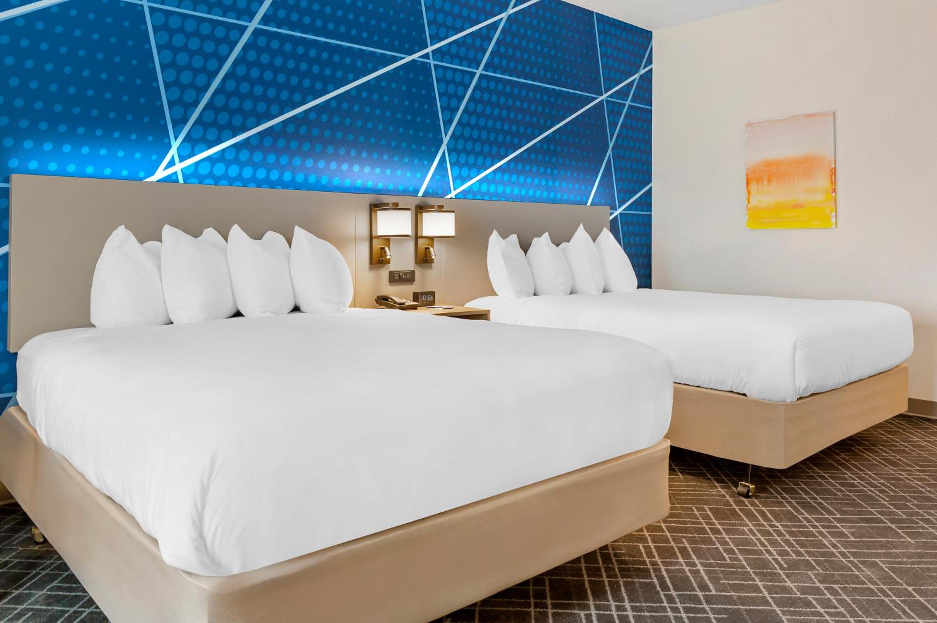 Quadruple Room with Two Queen Beds - Non Smoking - Photo 3