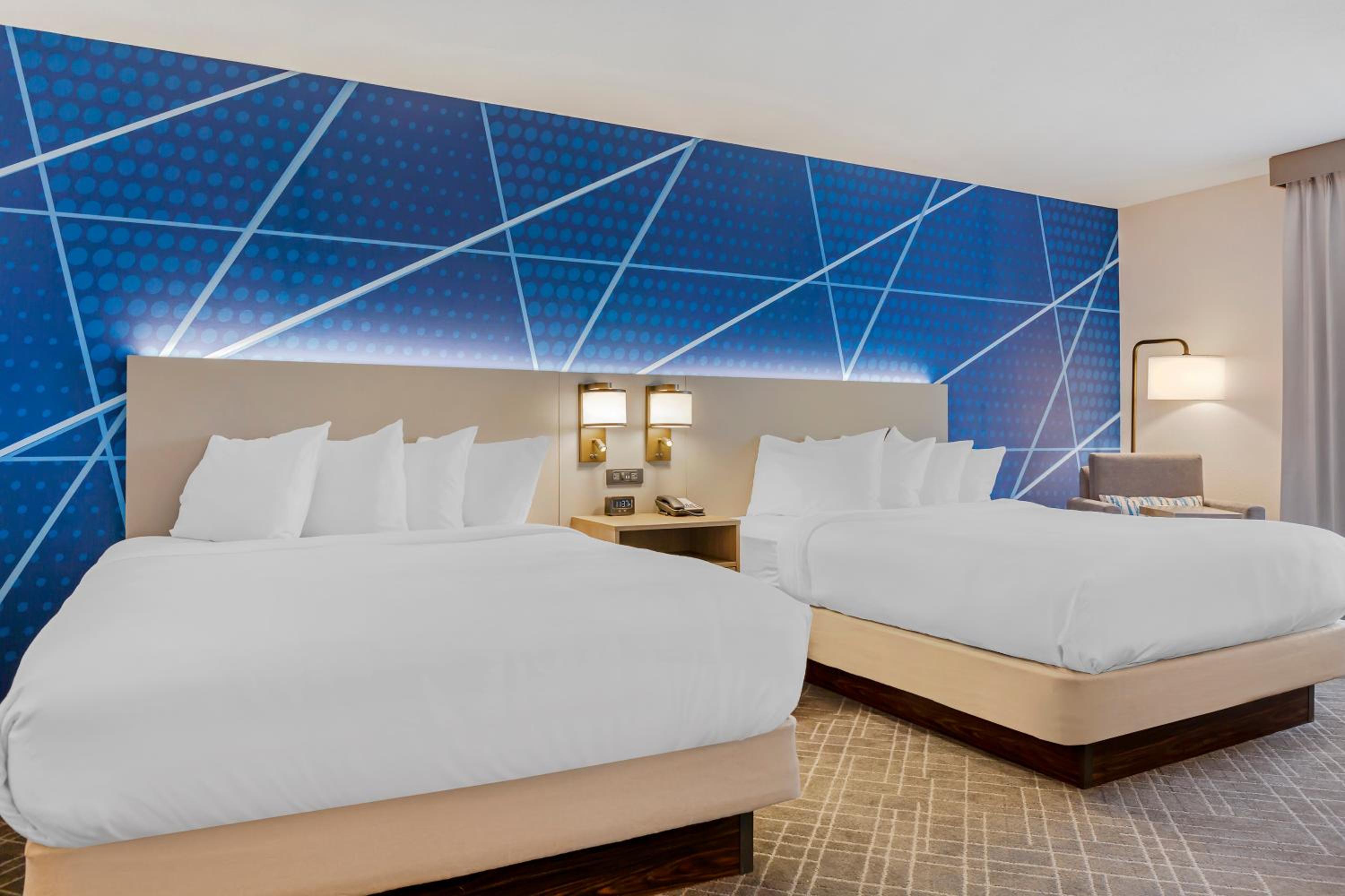 King Suite with King Bed and Two Queen Beds - Non Smoking - Photo 8