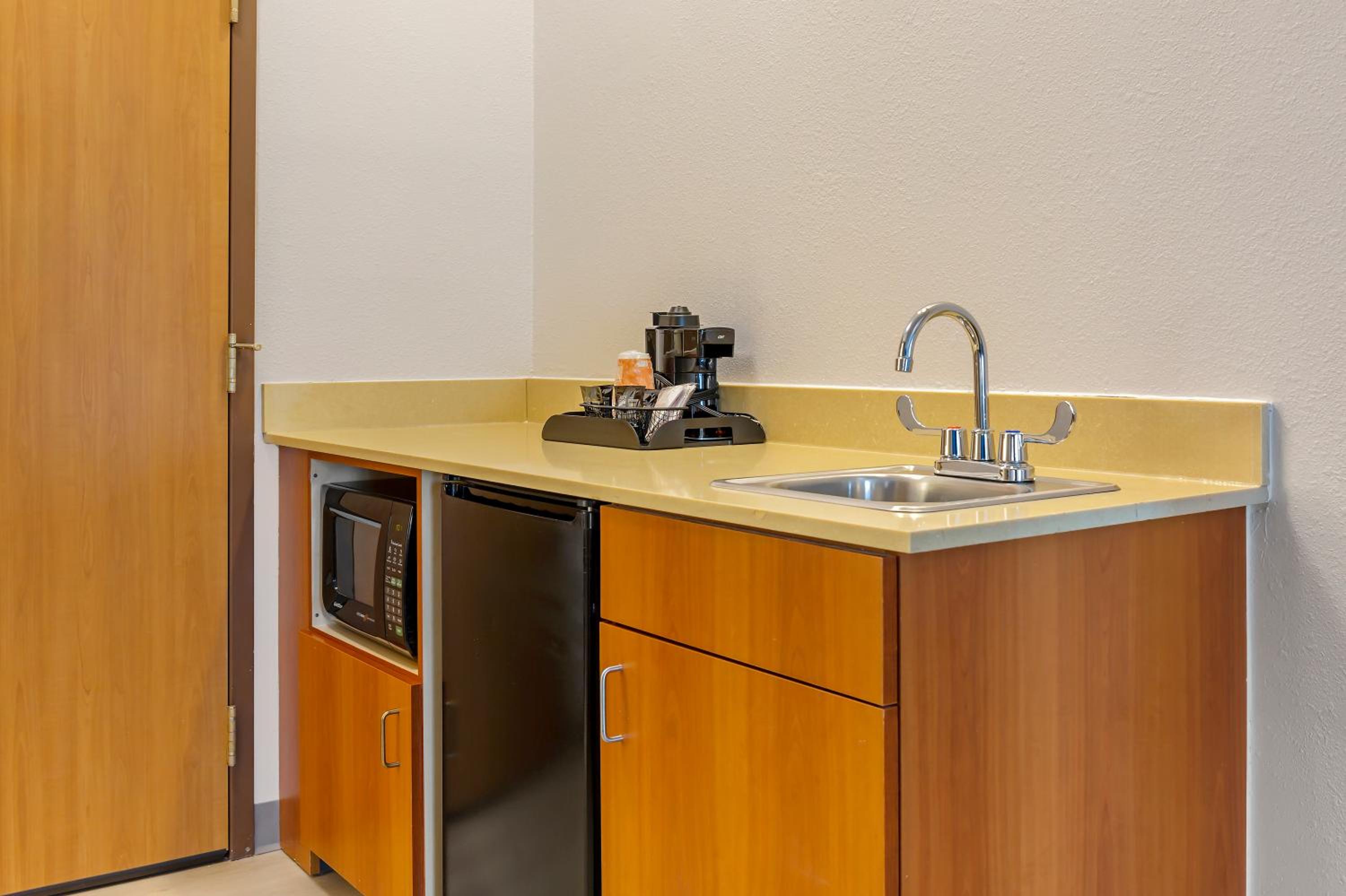 One Room Suite with Two Queen Beds - Non Smoking - Photo 3