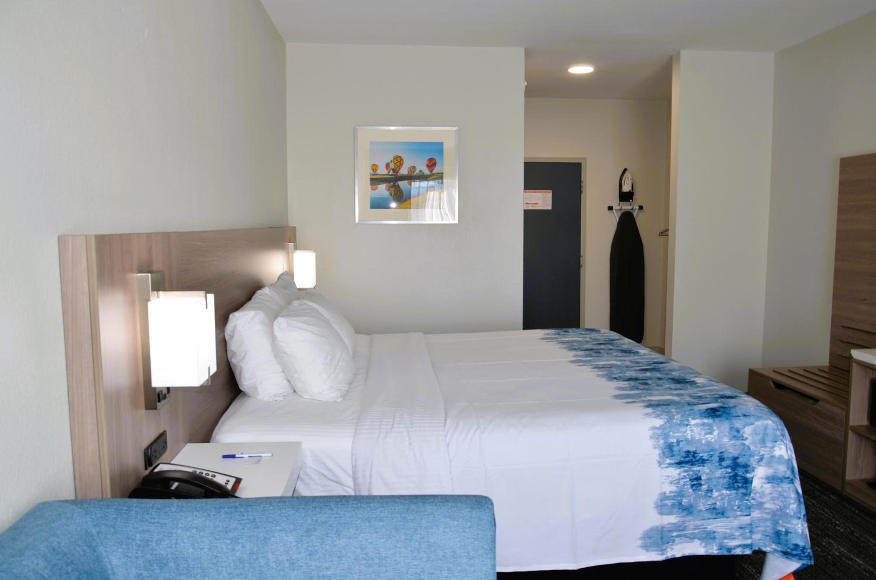 King Room - Non-Smoking - Photo 10