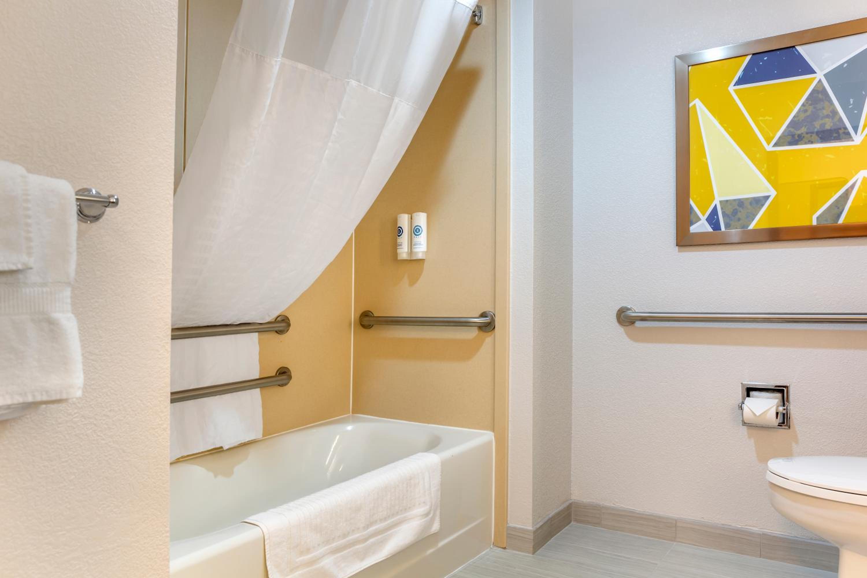 Quadruple Room with Two Queen Beds - Disability Access/Non Smoking - Photo 3