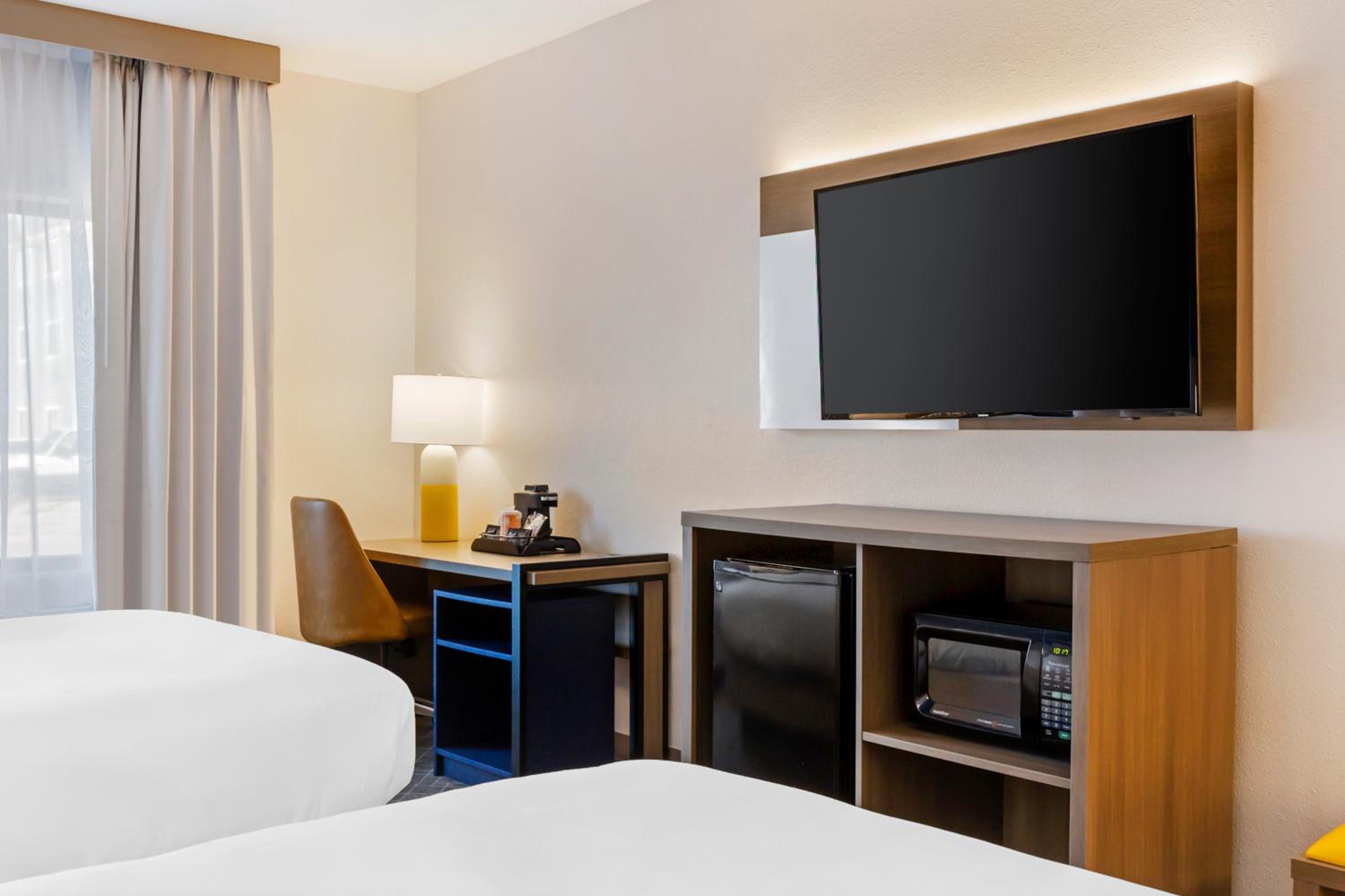 Quadruple Room with Two Queen Beds - Non Smoking - Photo 2