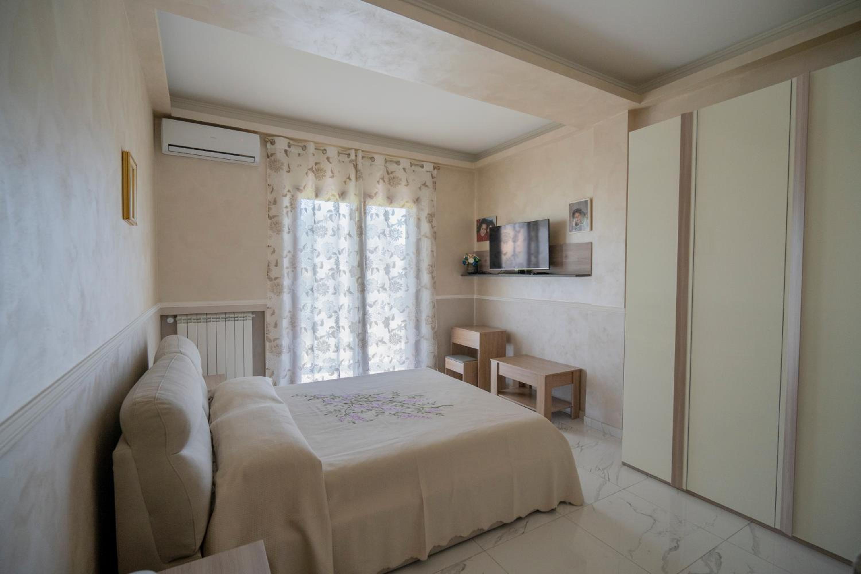Deluxe Room (2 Adults + 1 Child)