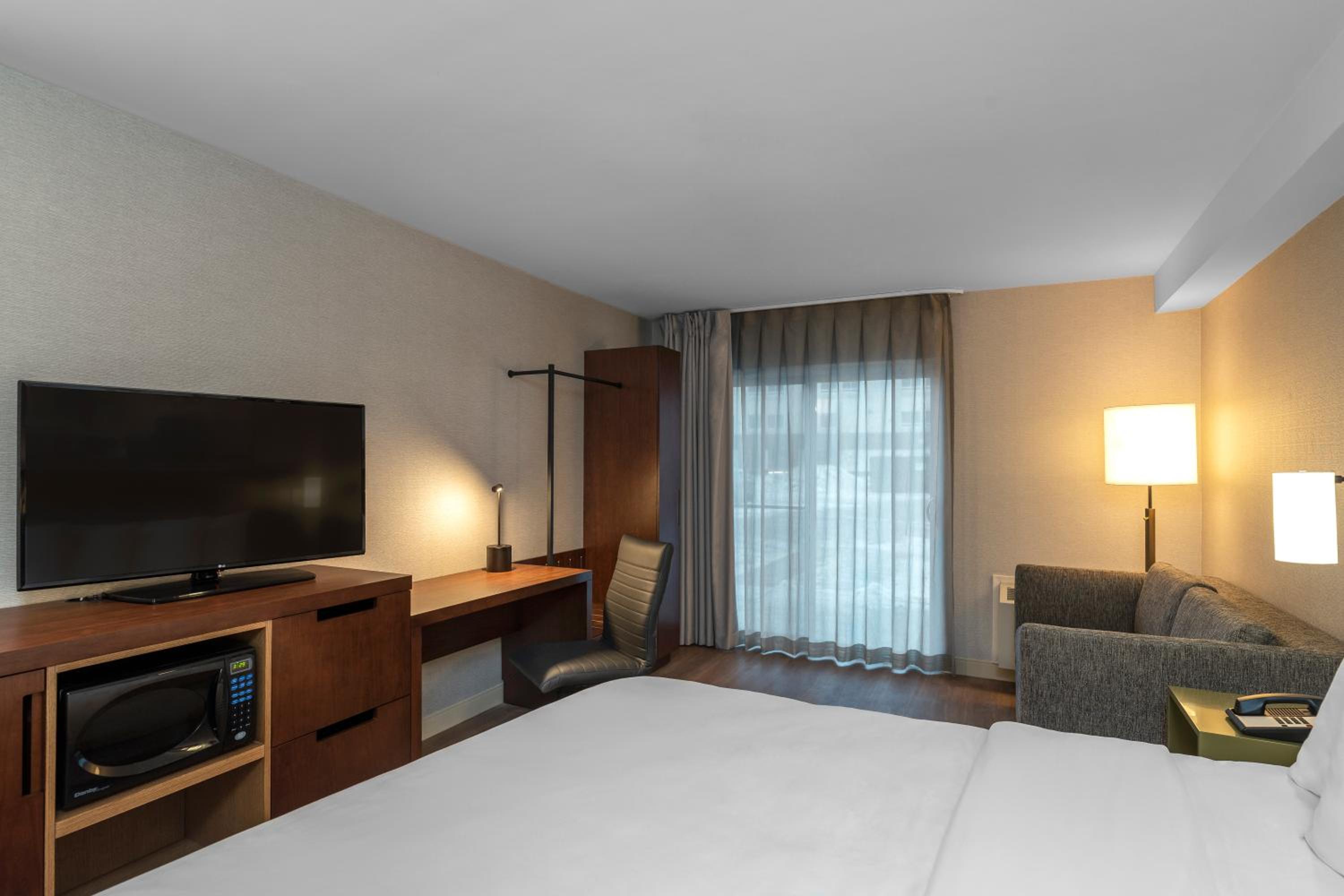 King Room - Non-Smoking - Photo 2