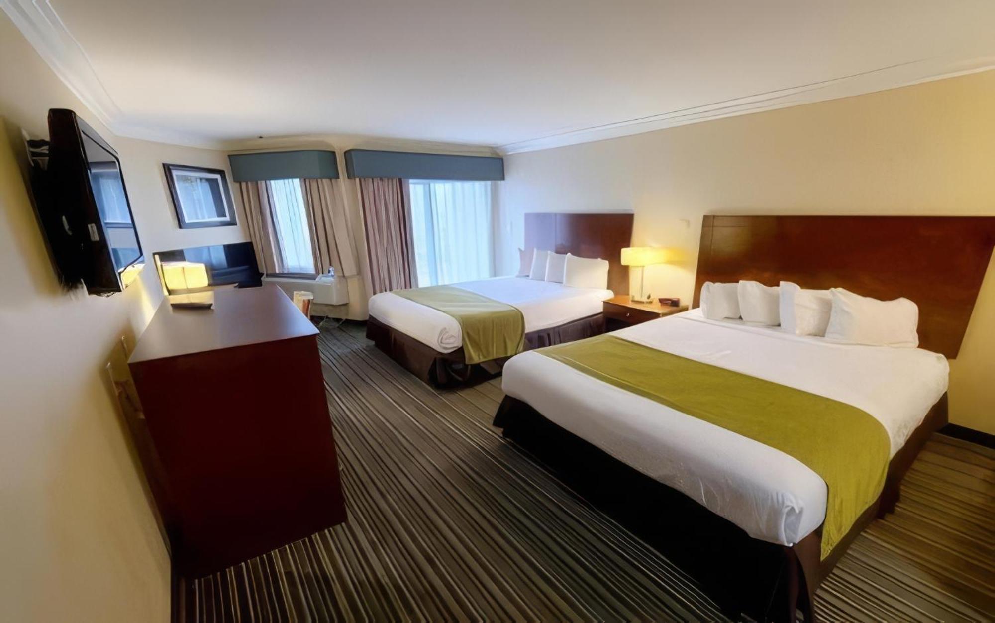 Standard Queen Room With Two Queen Beds photo 1