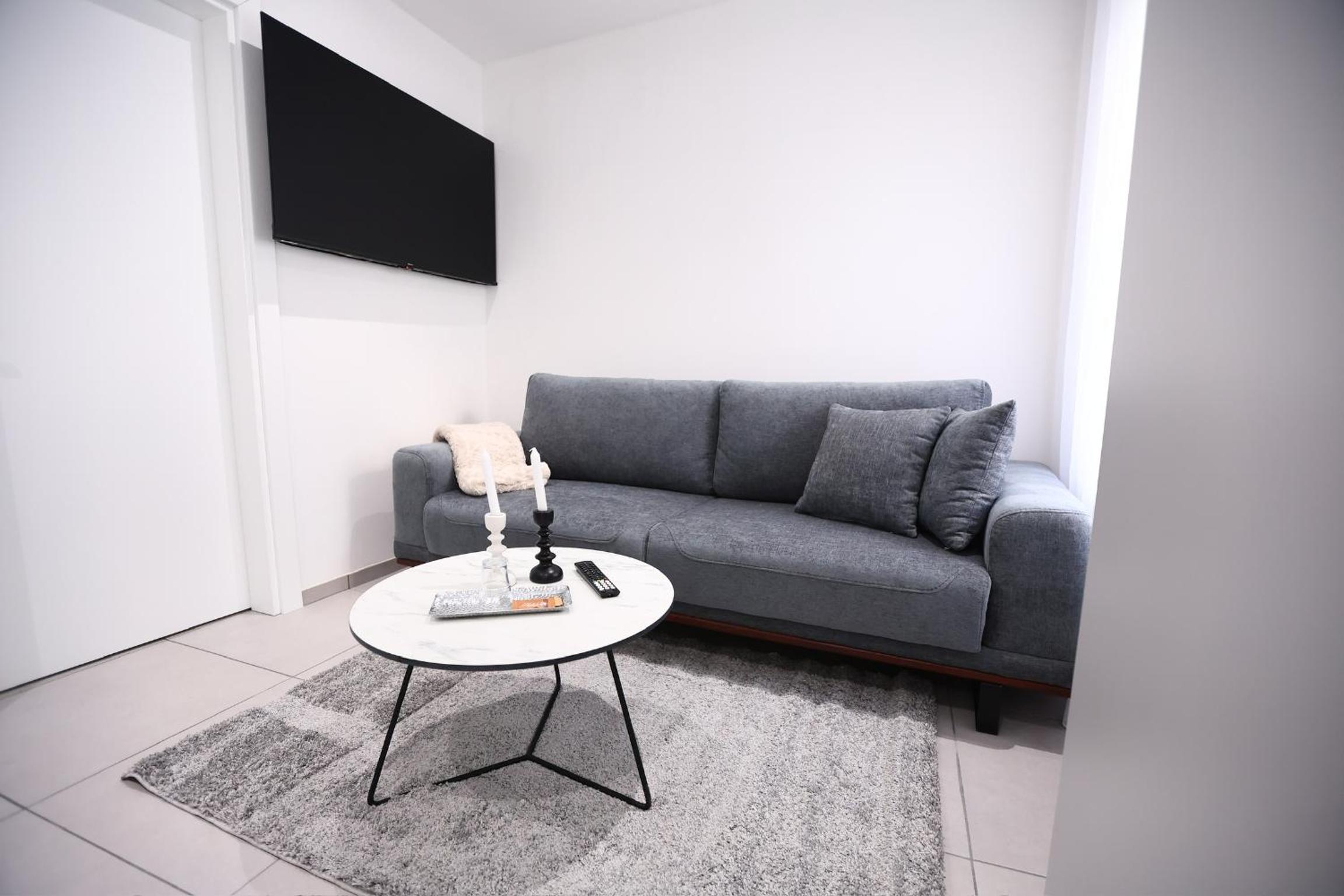 One-Bedroom Apartment photo 1