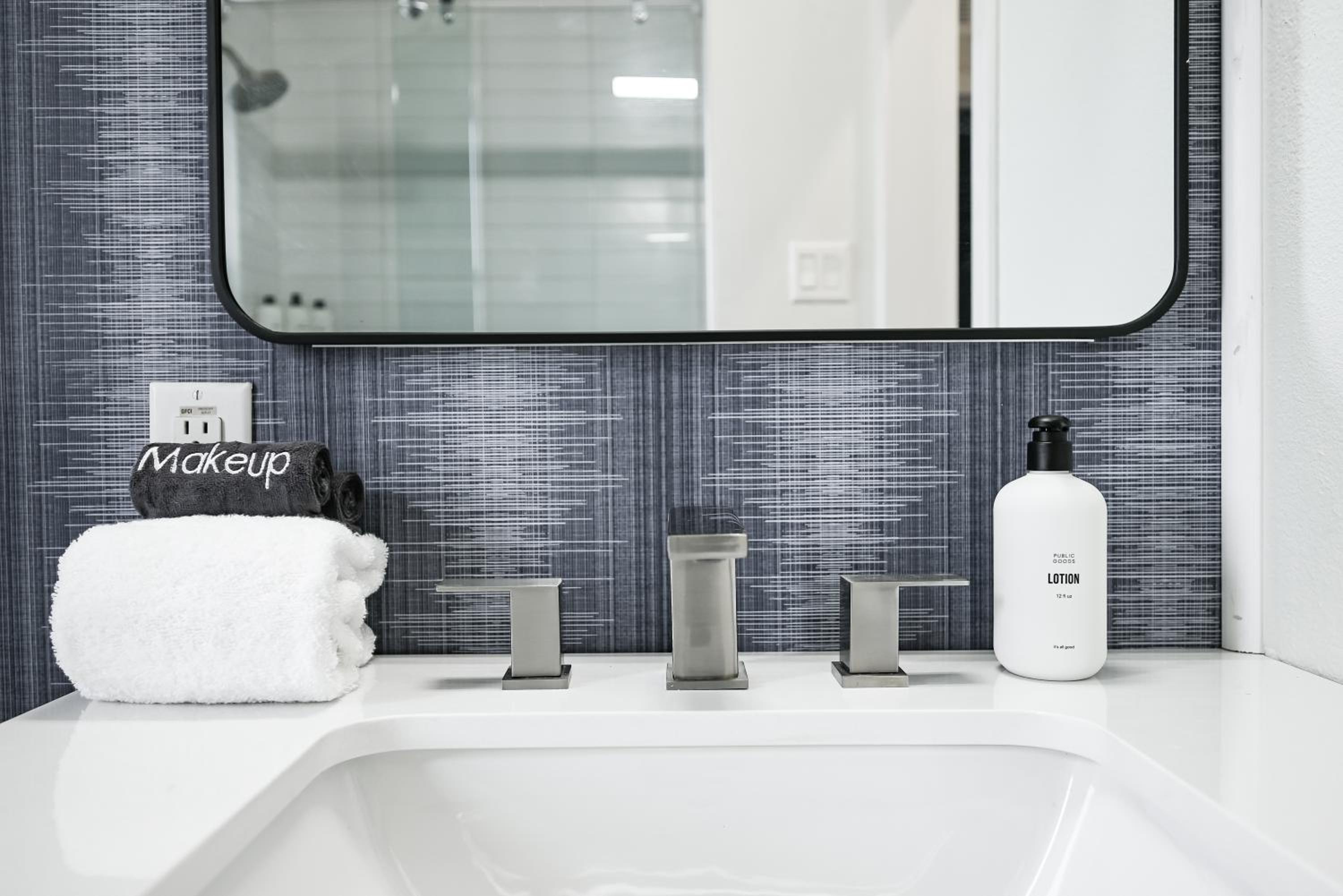 Deluxe Suite - Photo 5
