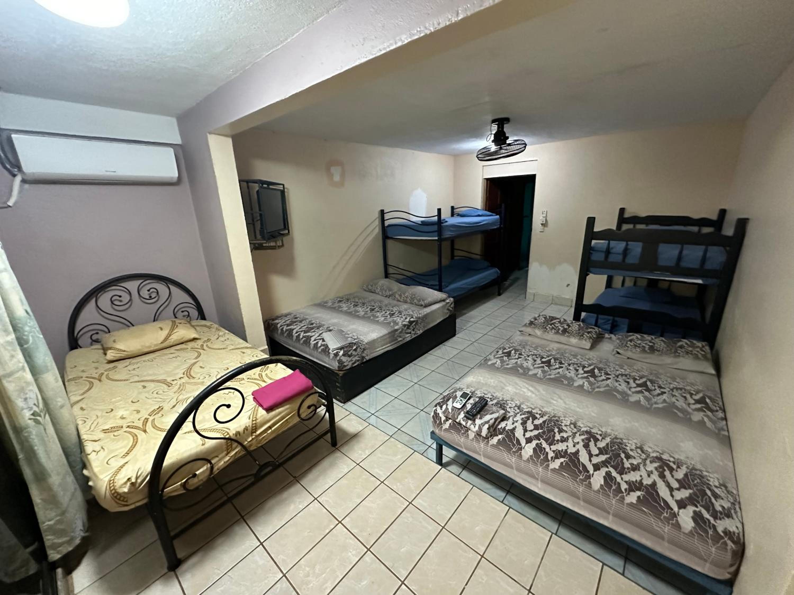 Bed in 6-Bed Mixed Dormitory Room photo 2