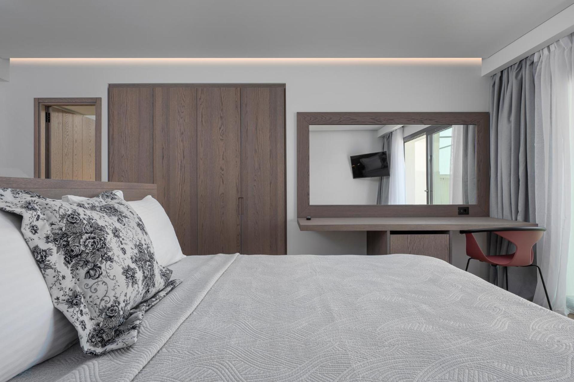 Twin or Double Room Sea View Elevated Ground Floor photo 3